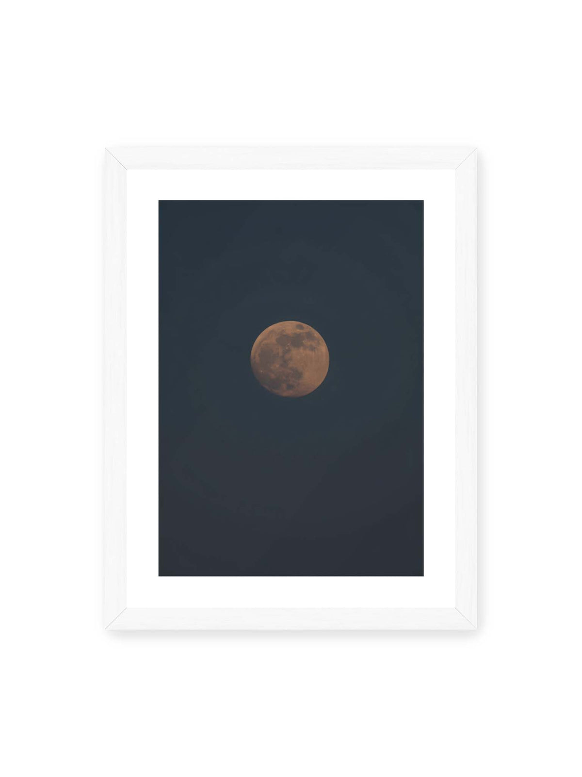 30x40 cm, weißer Galerie-Rand, weißer Rahmen – Kupferfarbener Mond vor einem weitläufigen dunkelblauen Himmel mit deutlich sichtbaren Oberflächenstrukturen.