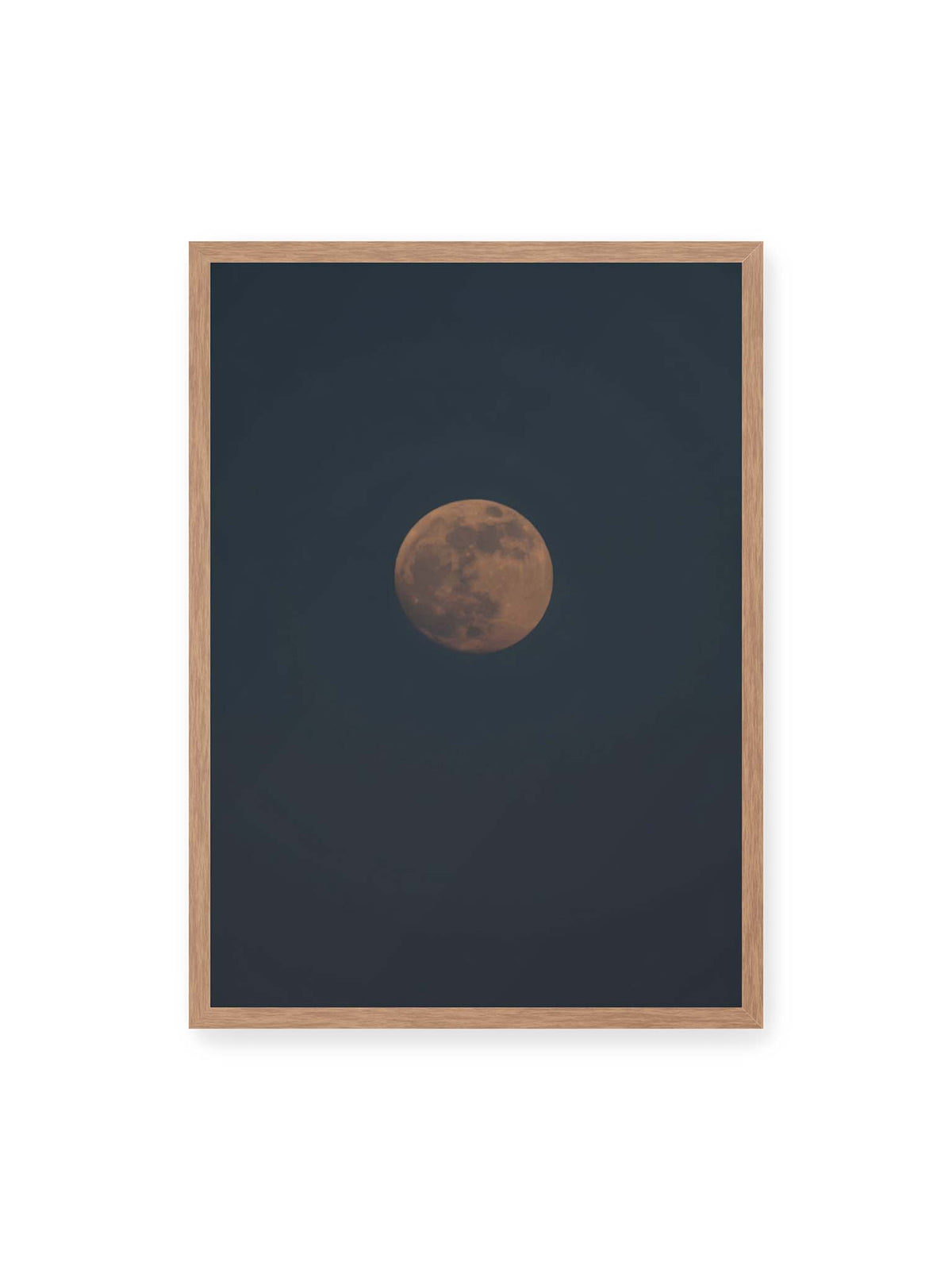 50x70 cm, Eichenrahmen – Kupferfarbener Mond vor einem weitläufigen dunkelblauen Himmel mit deutlich sichtbaren Oberflächenstrukturen.