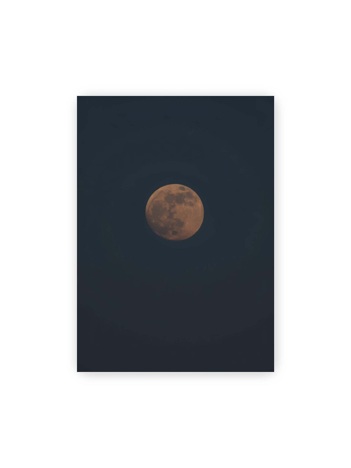 50x70 cm – Kupferfarbener Mond vor einem weitläufigen dunkelblauen Himmel mit deutlich sichtbaren Oberflächenstrukturen.