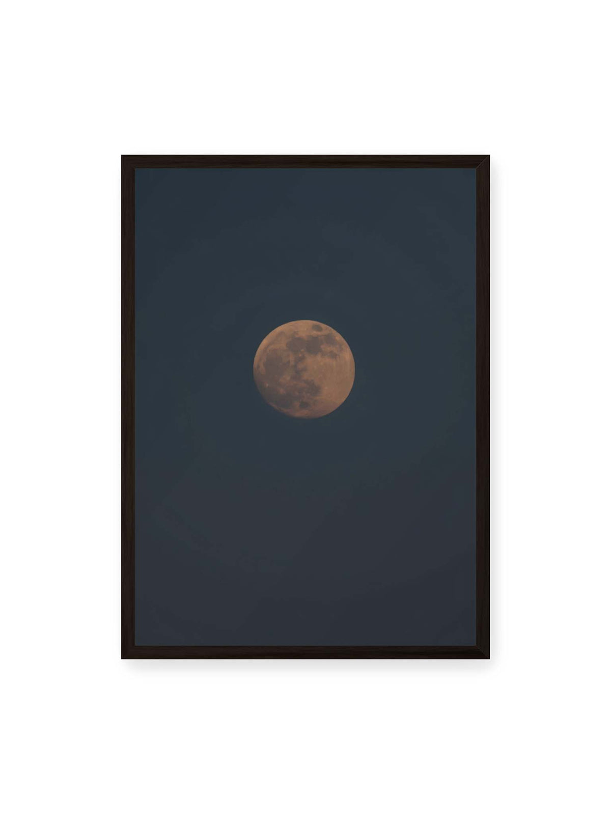 50x70 cm, schwarzer Rahmen – Kupferfarbener Mond vor einem weitläufigen dunkelblauen Himmel mit deutlich sichtbaren Oberflächenstrukturen.