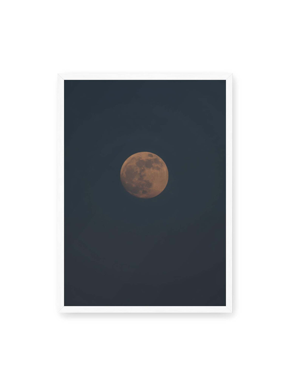 50x70 cm, weißer Rahmen – Kupferfarbener Mond vor einem weitläufigen dunkelblauen Himmel mit deutlich sichtbaren Oberflächenstrukturen.