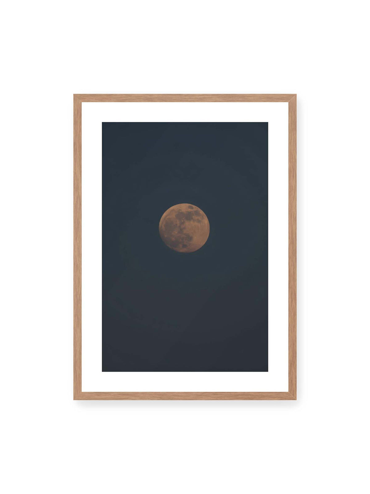 50x70 cm, weißer Galerie-Rand, Eichenrahmen – Kupferfarbener Mond vor einem weitläufigen dunkelblauen Himmel mit deutlich sichtbaren Oberflächenstrukturen.