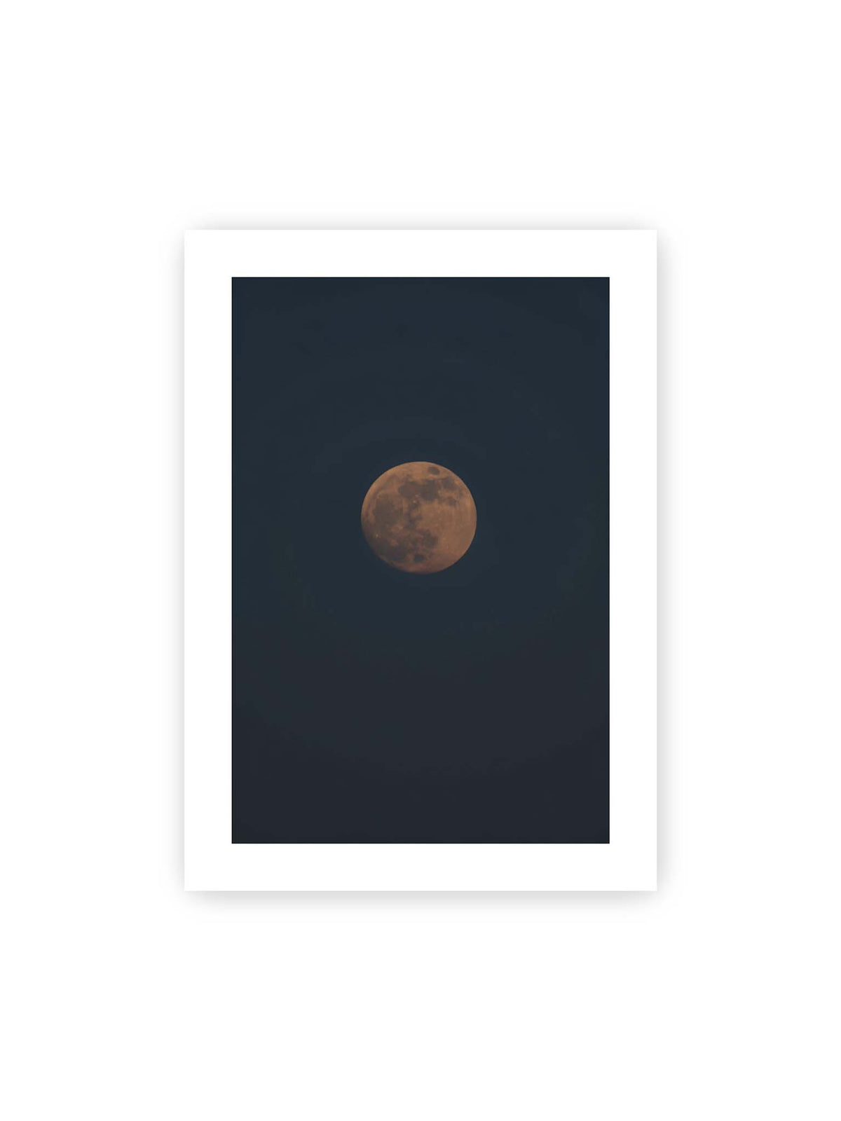 50x70 cm, weißer Galerie-Rand – Kupferfarbener Mond vor einem weitläufigen dunkelblauen Himmel mit deutlich sichtbaren Oberflächenstrukturen.