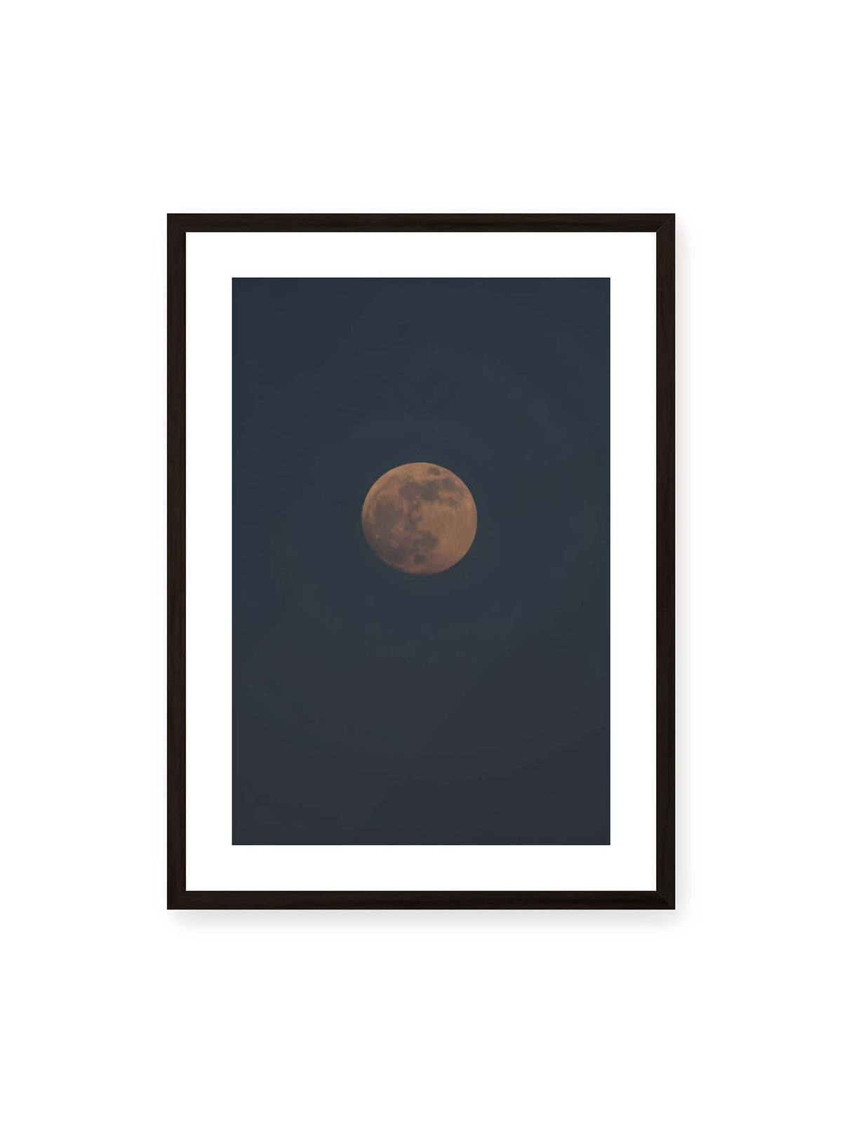 50x70 cm, weißer Galerie-Rand, schwarzer Rahmen – Kupferfarbener Mond vor einem weitläufigen dunkelblauen Himmel mit deutlich sichtbaren Oberflächenstrukturen.