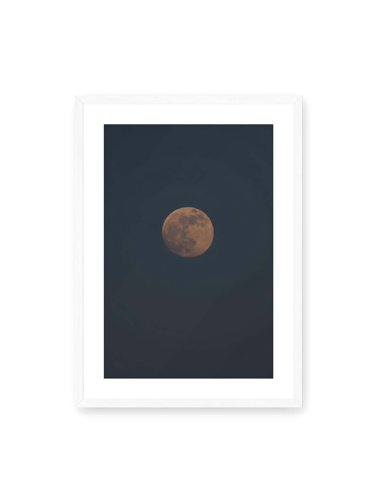 50x70 cm, weißer Galerie-Rand, weißer Rahmen – Kupferfarbener Mond vor einem weitläufigen dunkelblauen Himmel mit deutlich sichtbaren Oberflächenstrukturen.