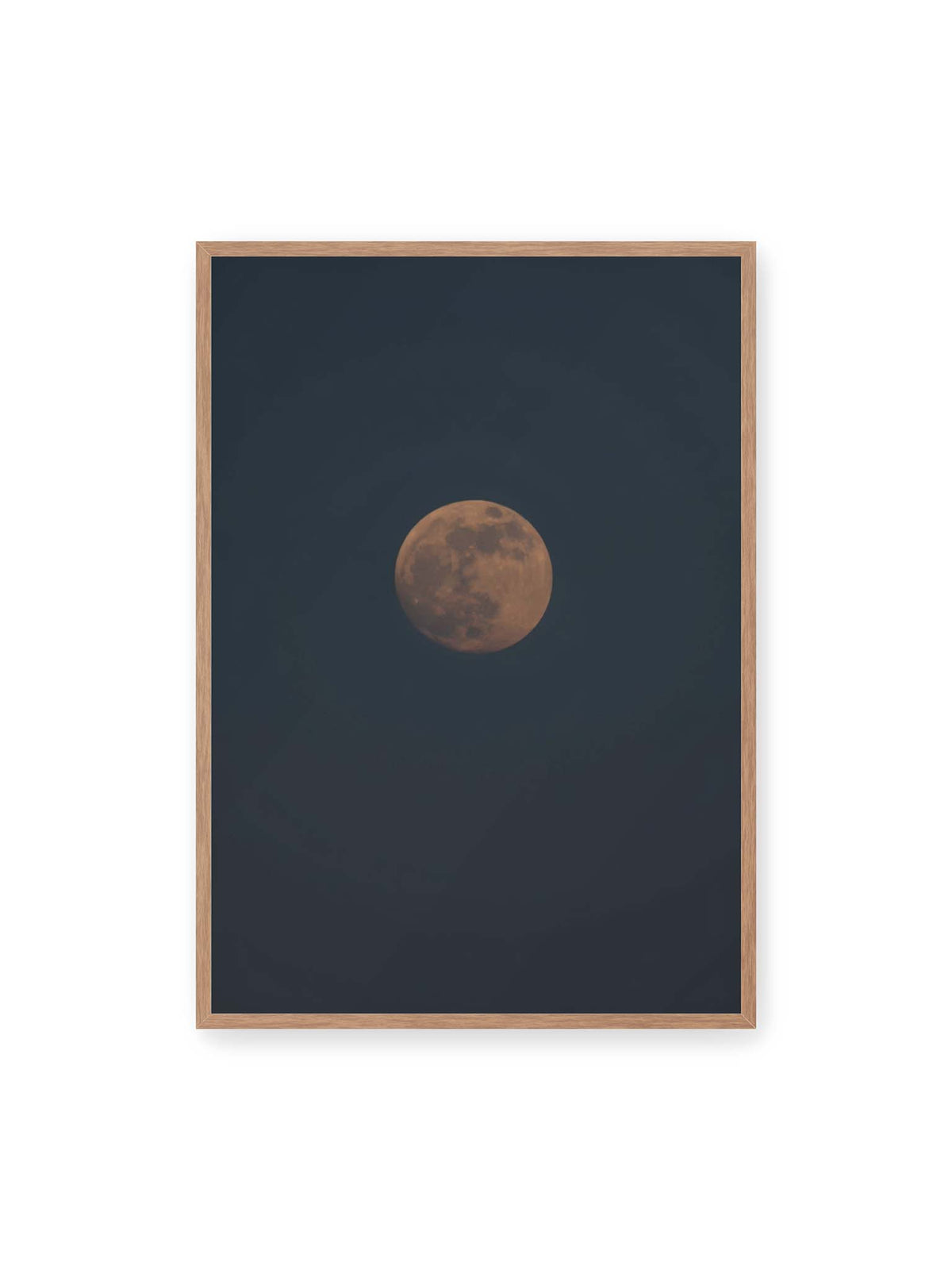 70x100 cm, Eichenrahmen – Kupferfarbener Mond vor einem weitläufigen dunkelblauen Himmel mit deutlich sichtbaren Oberflächenstrukturen.