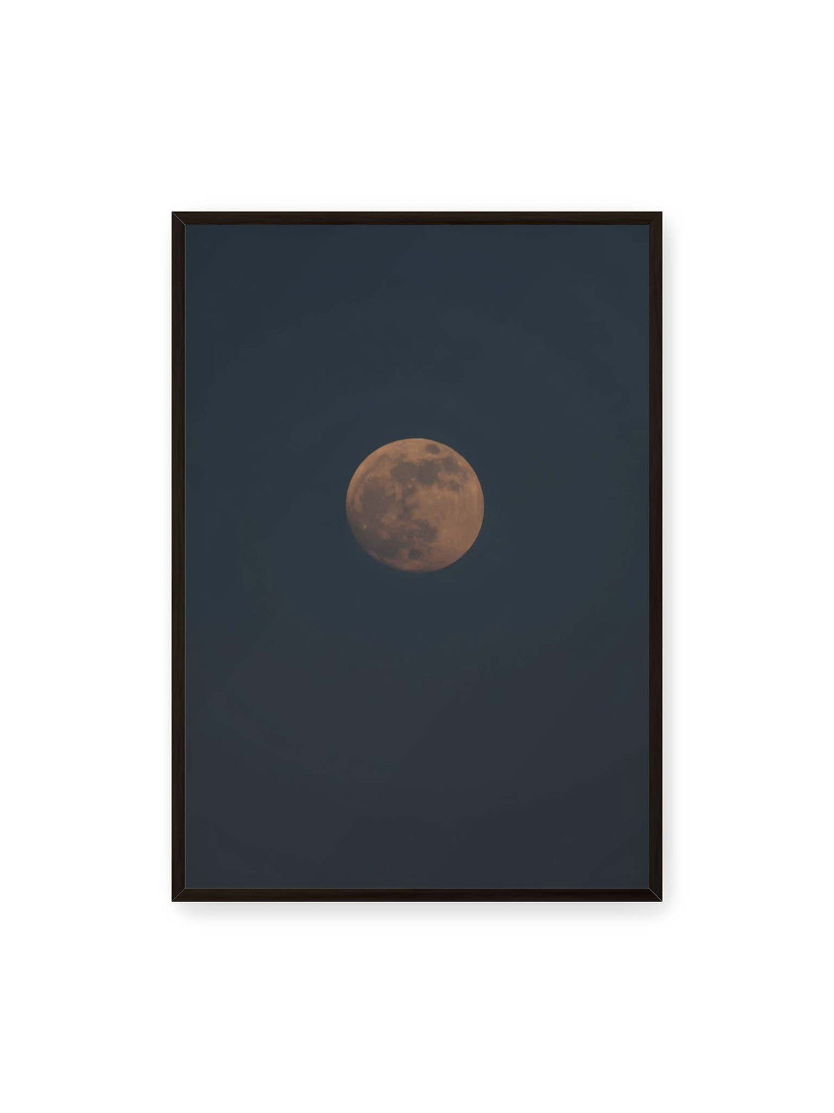 70x100 cm, schwarzer Rahmen – Kupferfarbener Mond vor einem weitläufigen dunkelblauen Himmel mit deutlich sichtbaren Oberflächenstrukturen.