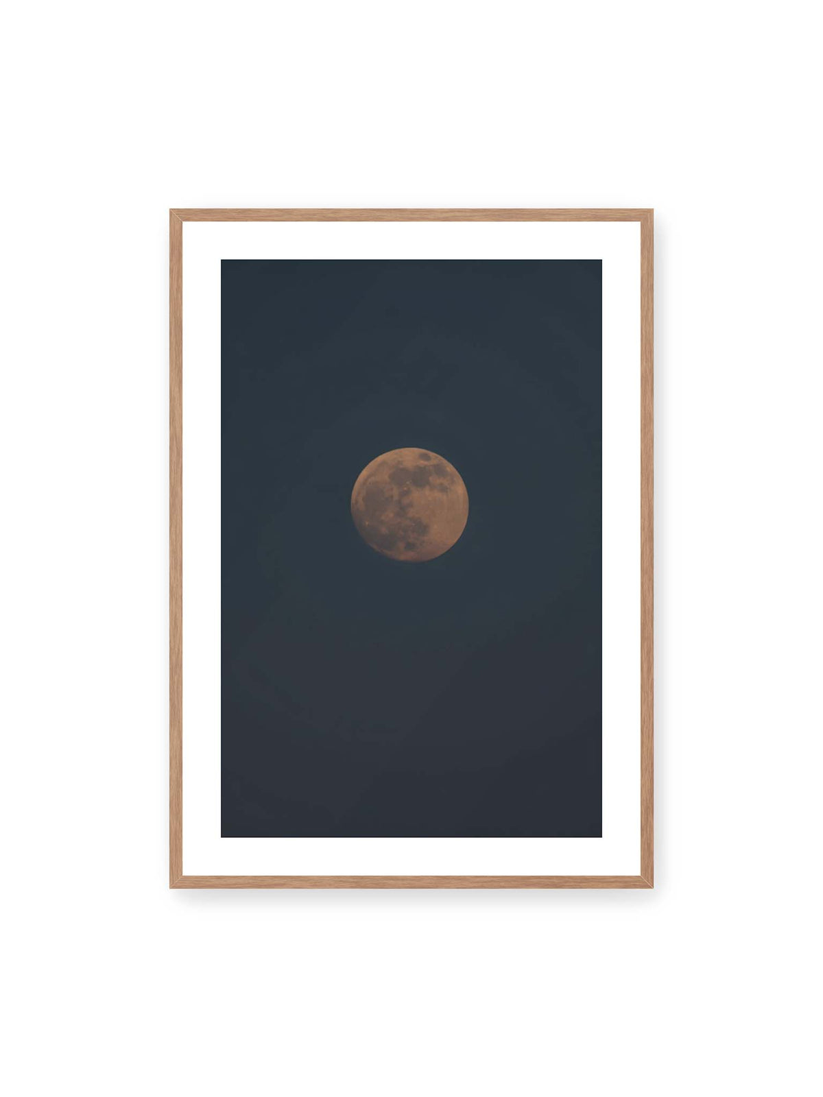 70x100 cm, weißer Galerie-Rand, Eichenrahmen – Kupferfarbener Mond vor einem weitläufigen dunkelblauen Himmel mit deutlich sichtbaren Oberflächenstrukturen.