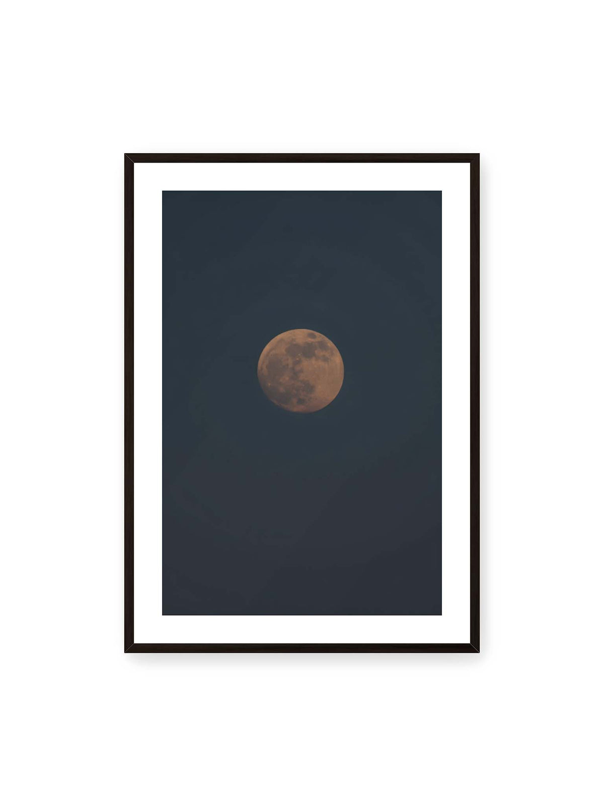 70x100 cm, weißer Galerie-Rand, schwarzer Rahmen – Kupferfarbener Mond vor einem weitläufigen dunkelblauen Himmel mit deutlich sichtbaren Oberflächenstrukturen.
