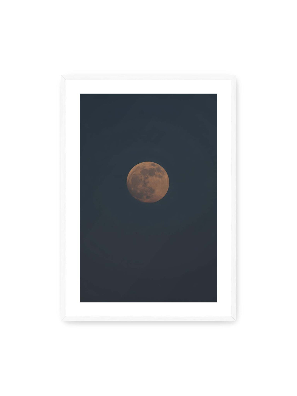 70x100 cm, weißer Galerie-Rand, weißer Rahmen – Kupferfarbener Mond vor einem weitläufigen dunkelblauen Himmel mit deutlich sichtbaren Oberflächenstrukturen.