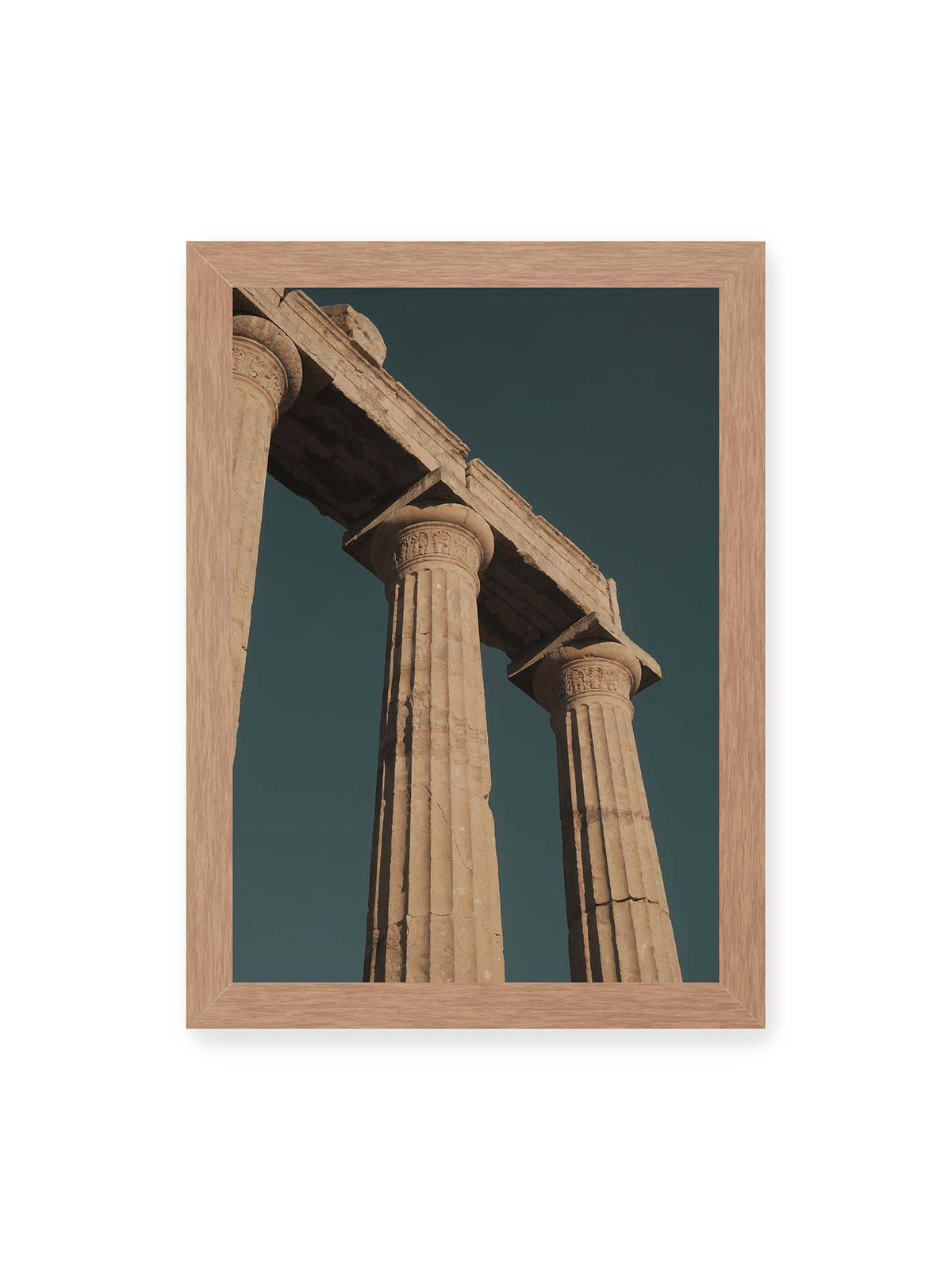 21x30 cm, Eichenrahmen – Monumentale Steinsäulen mit verzierten Kapitellen und verwittertem Gebälk vor dunklem Himmel.