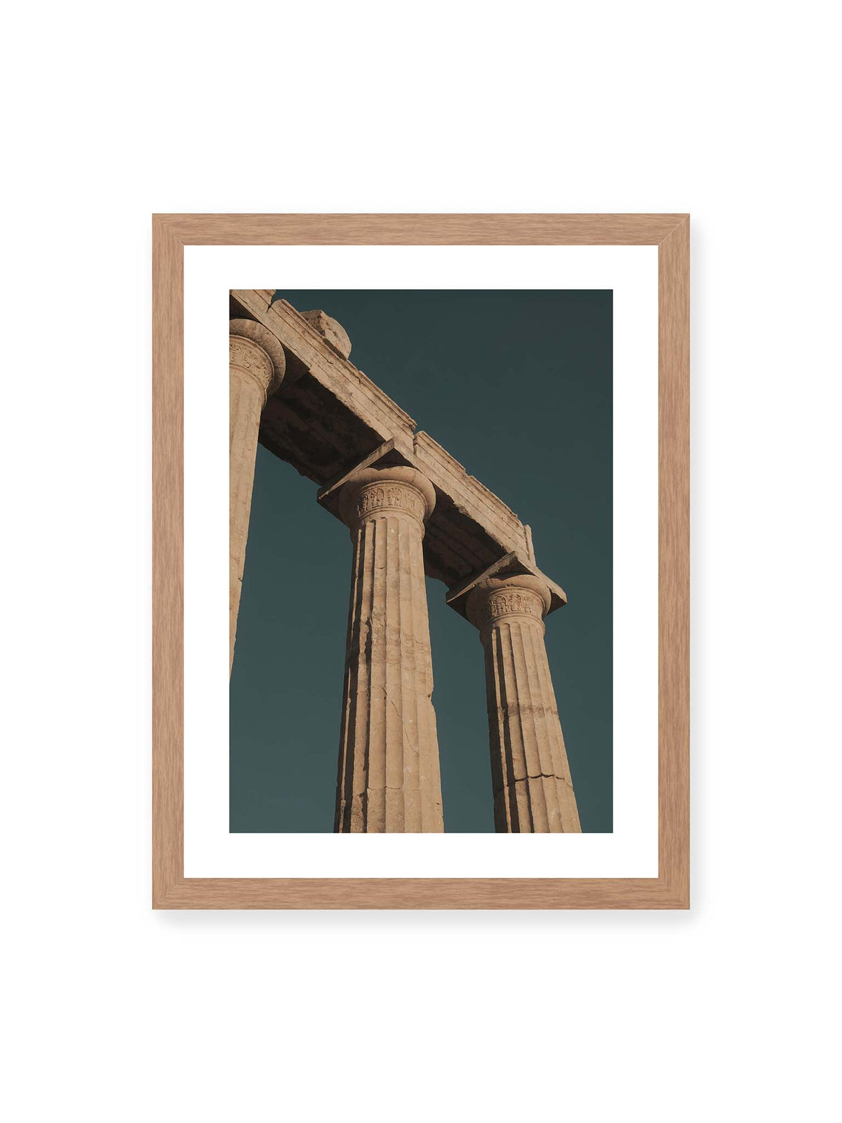 30x40 cm, weißer Galerie-Rand, Eichenrahmen – Monumentale Steinsäulen mit verzierten Kapitellen und verwittertem Gebälk vor dunklem Himmel.