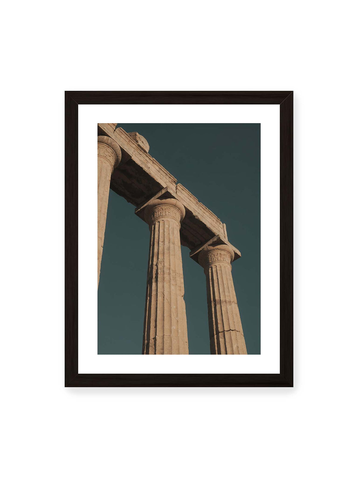 30x40 cm, weißer Galerie-Rand, schwarzer Rahmen – Monumentale Steinsäulen mit verzierten Kapitellen und verwittertem Gebälk vor dunklem Himmel.