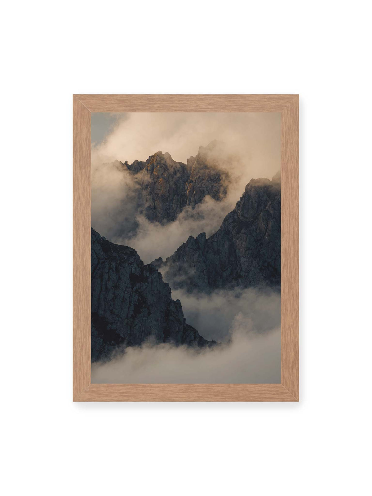 21x30 cm, Eichenrahmen – Zerklüftete dunkle Bergspitzen zwischen dichten Wolken mit warm beleuchteten Felsflächen.