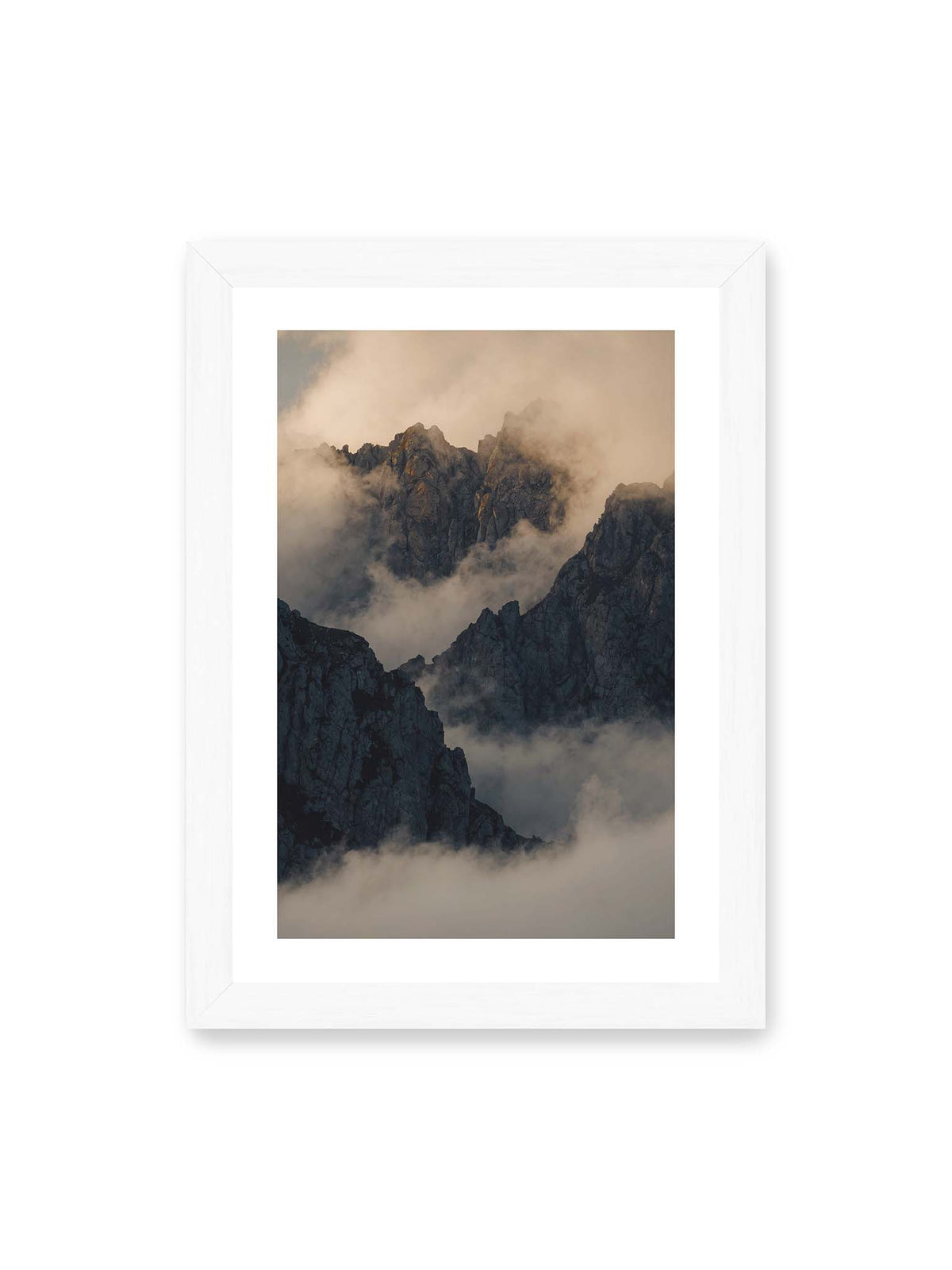 21x30 cm, weißer Galerie-Rand, weißer Rahmen – Zerklüftete dunkle Bergspitzen zwischen dichten Wolken mit warm beleuchteten Felsflächen.