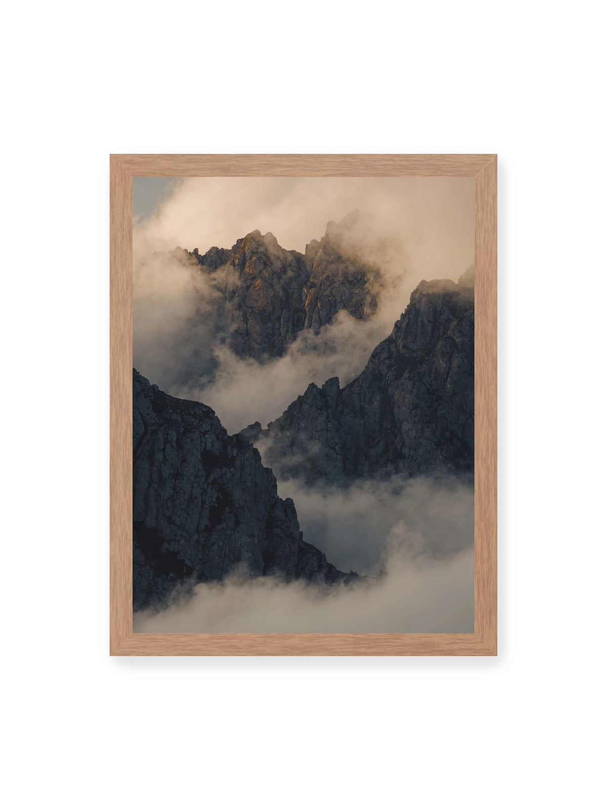 30x40 cm, Eichenrahmen – Zerklüftete dunkle Bergspitzen zwischen dichten Wolken mit warm beleuchteten Felsflächen.
