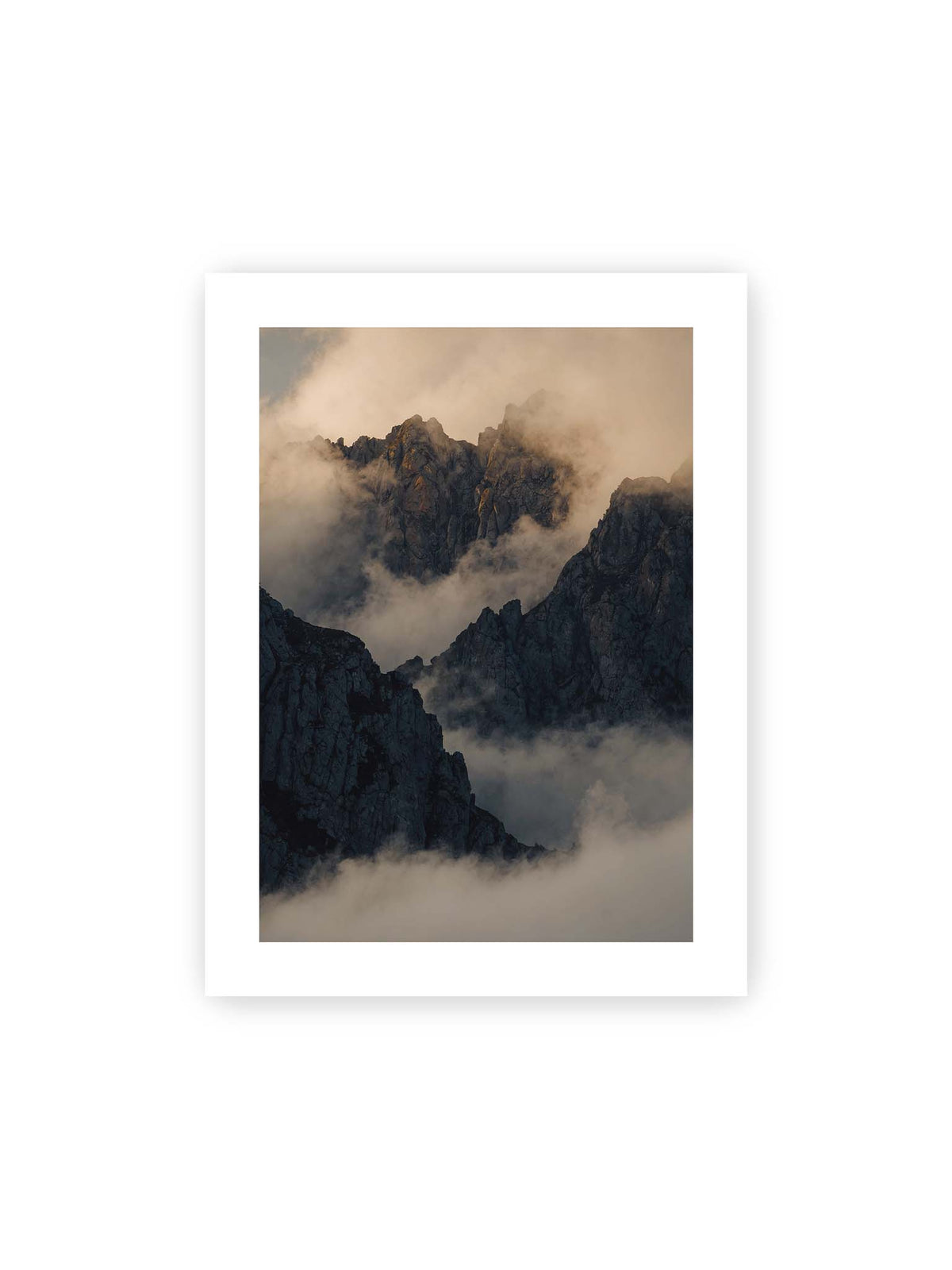 30x40 cm, weißer Galerie-Rand – Zerklüftete dunkle Bergspitzen zwischen dichten Wolken mit warm beleuchteten Felsflächen.