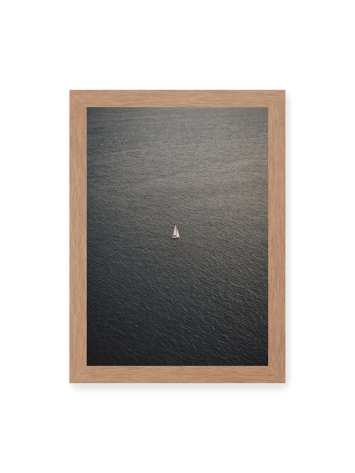 21x30 cm, Eichenrahmen – Einzelnes weißes Segelboot auf einer weitläufigen, dunkel strukturierten Wasserfläche aus erhöhter Perspektive.