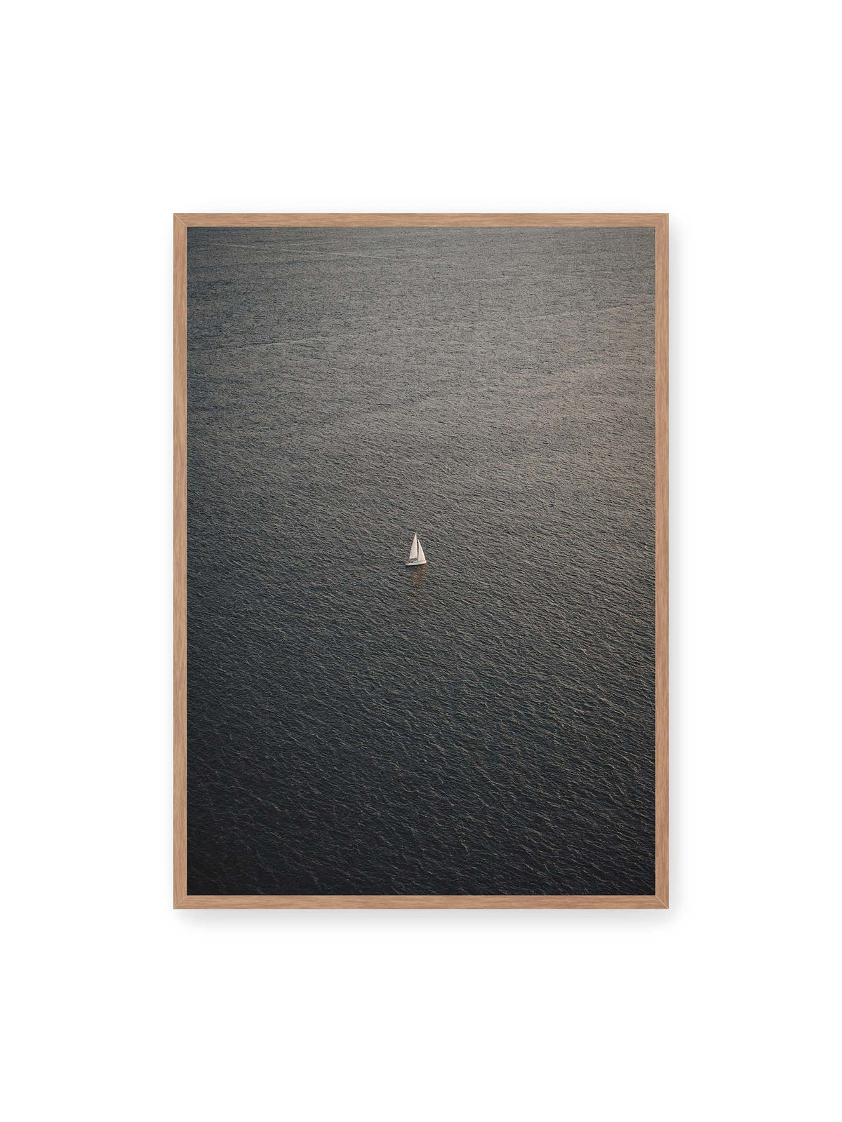 70x100 cm, Eichenrahmen – Einzelnes weißes Segelboot auf einer weitläufigen, dunkel strukturierten Wasserfläche aus erhöhter Perspektive.