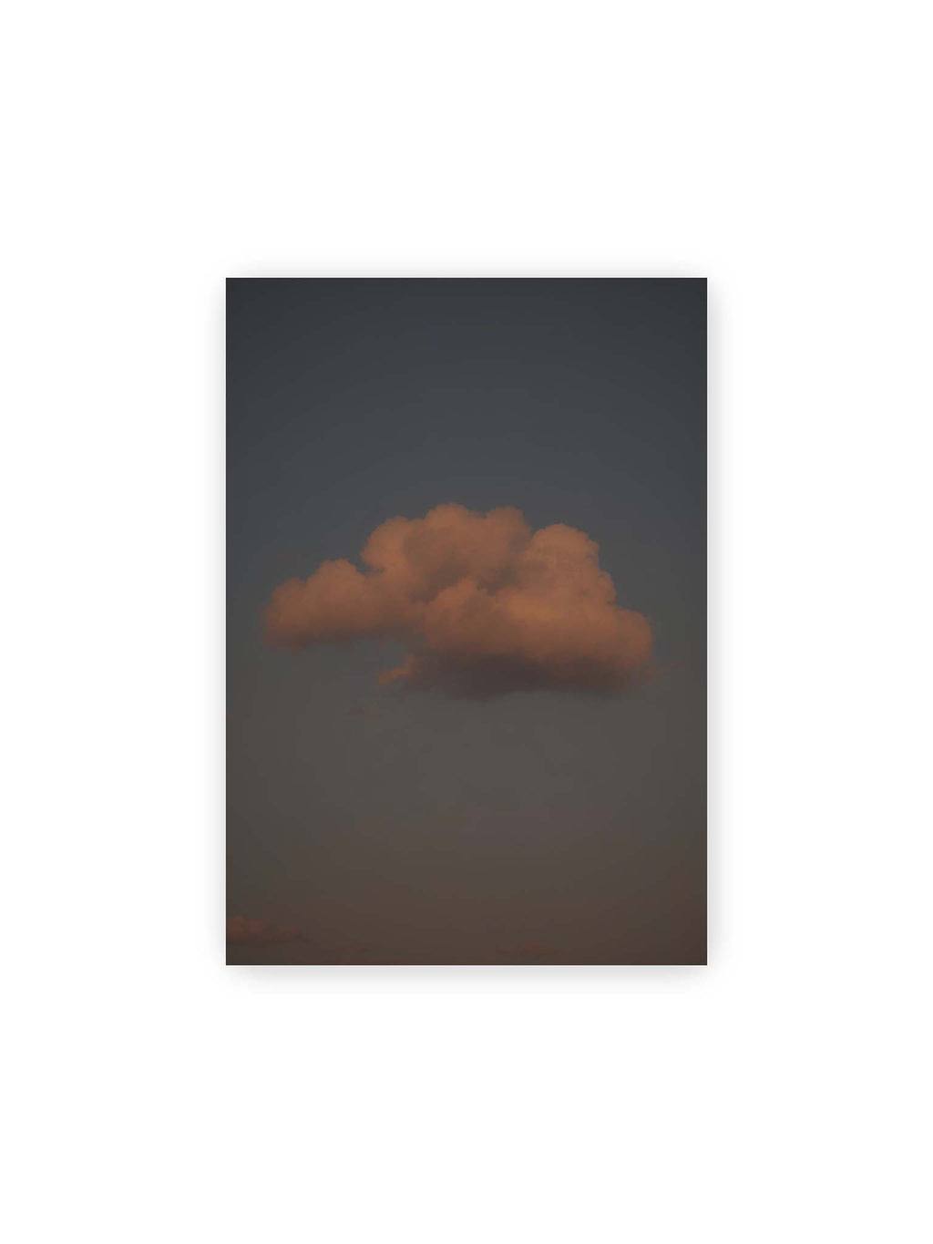 21x30 cm – Einzelne beleuchtete Wolke vor einer weitläufigen, gedämpften Himmelsfläche.