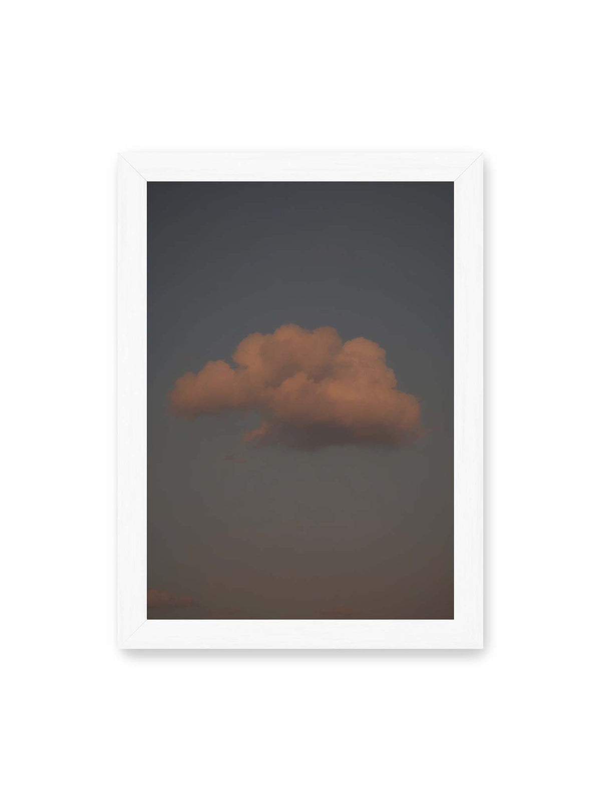 21x30 cm, weißer Rahmen – Einzelne beleuchtete Wolke vor einer weitläufigen, gedämpften Himmelsfläche.