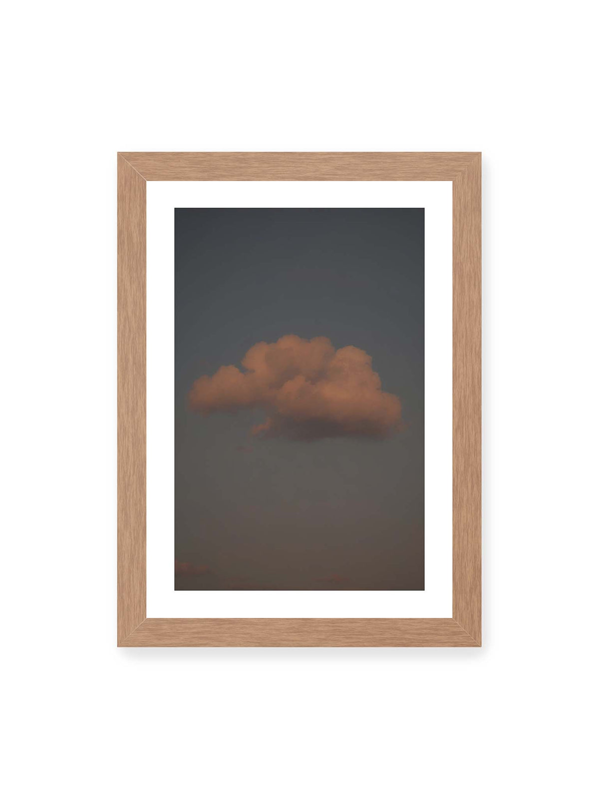 21x30 cm, weißer Galerie-Rand, Eichenrahmen – Einzelne beleuchtete Wolke vor einer weitläufigen, gedämpften Himmelsfläche.