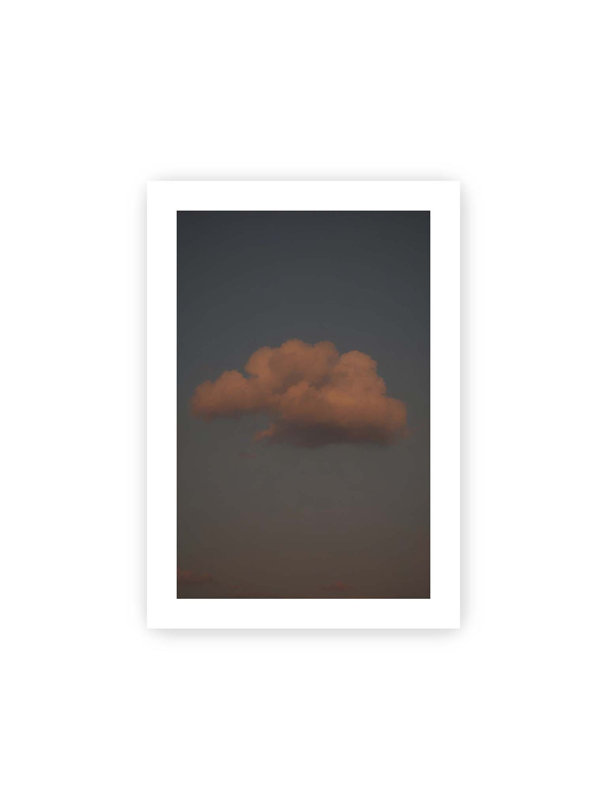 21x30 cm, weißer Galerie-Rand – Einzelne beleuchtete Wolke vor einer weitläufigen, gedämpften Himmelsfläche.