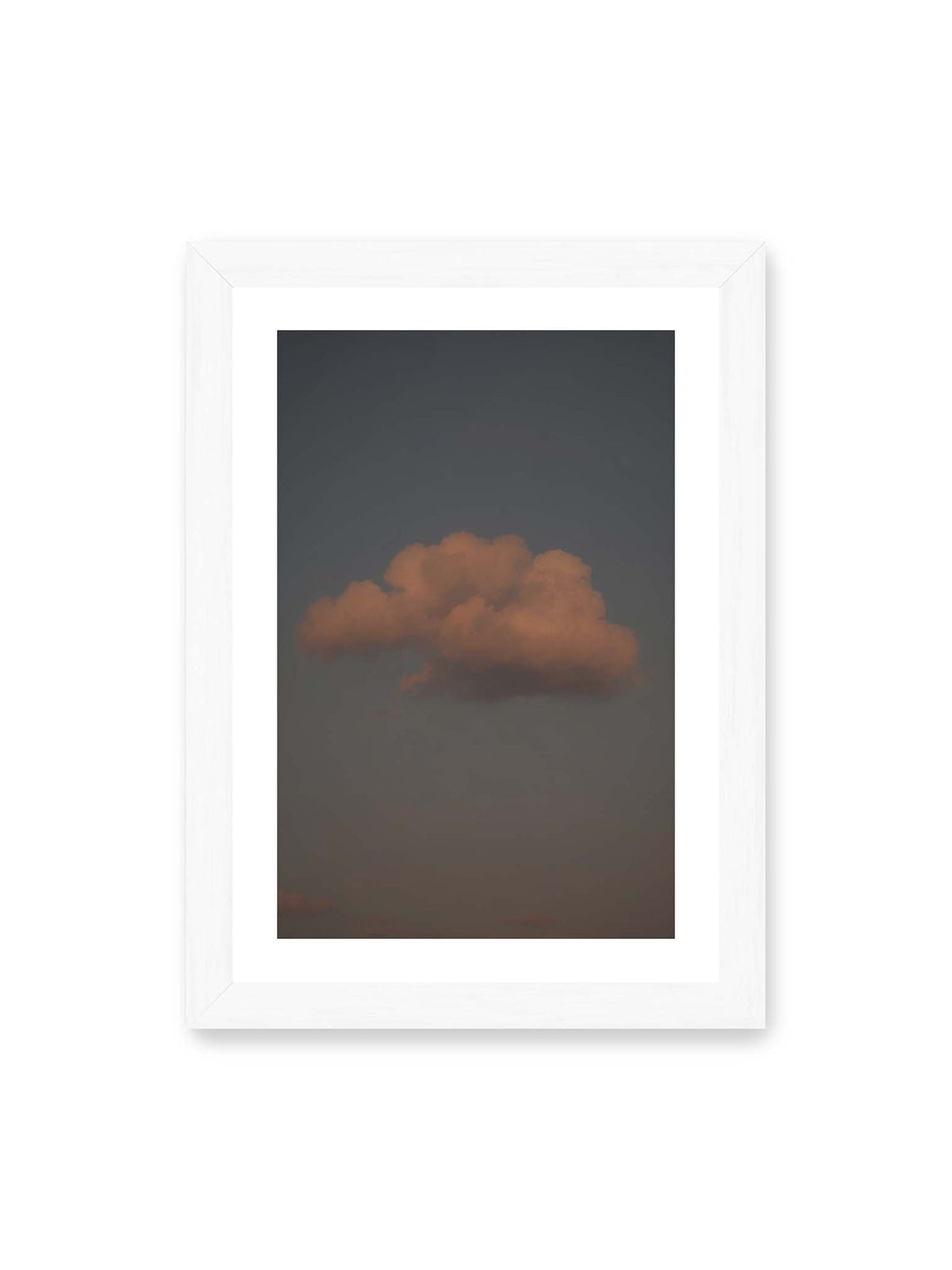 21x30 cm, weißer Galerie-Rand, weißer Rahmen – Einzelne beleuchtete Wolke vor einer weitläufigen, gedämpften Himmelsfläche.