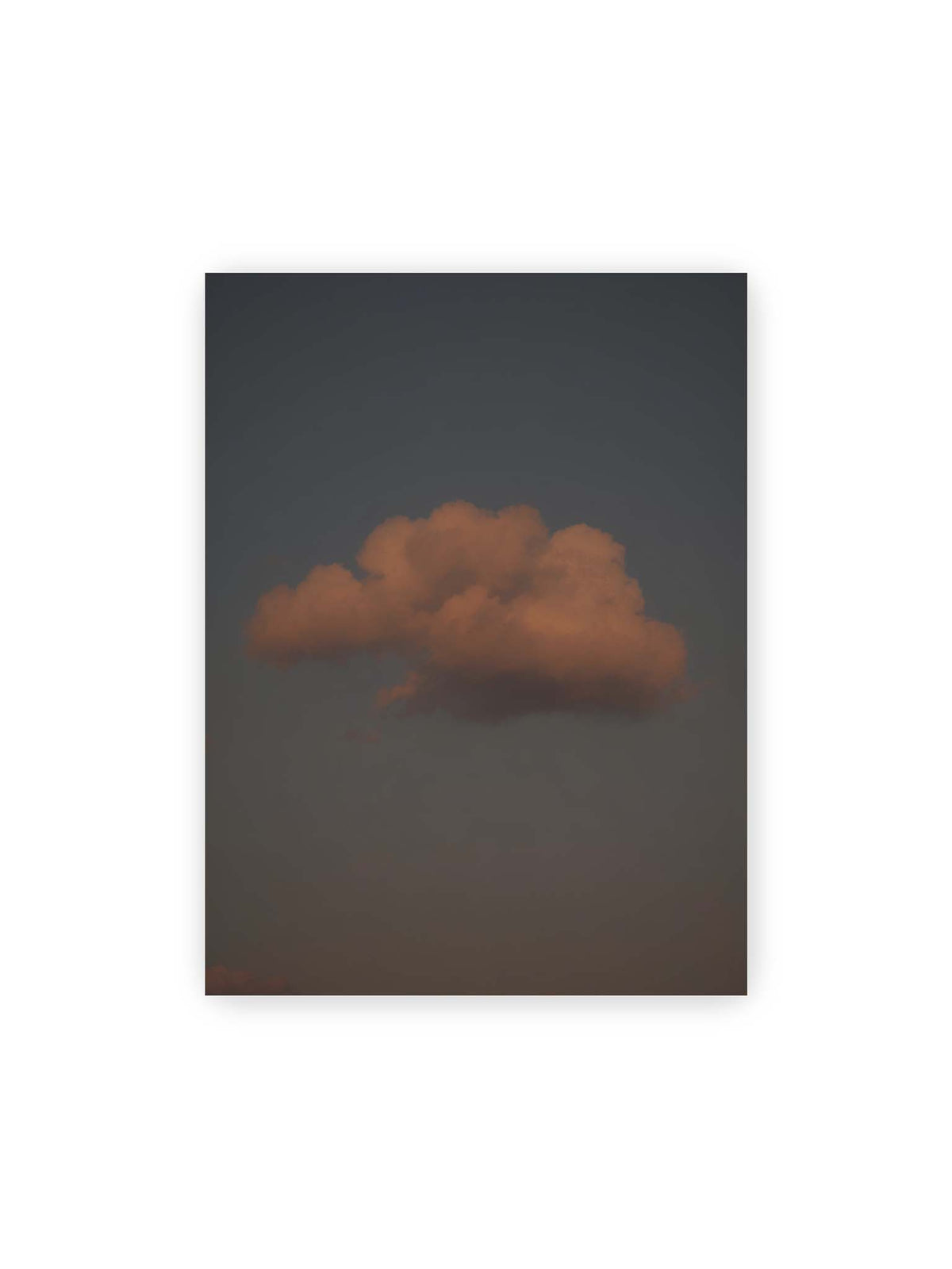 30x40 cm – Einzelne beleuchtete Wolke vor einer weitläufigen, gedämpften Himmelsfläche.