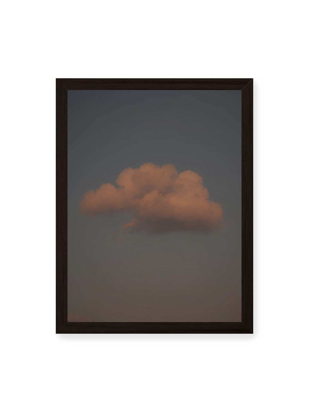 30x40 cm, schwarzer Rahmen – Einzelne beleuchtete Wolke vor einer weitläufigen, gedämpften Himmelsfläche.