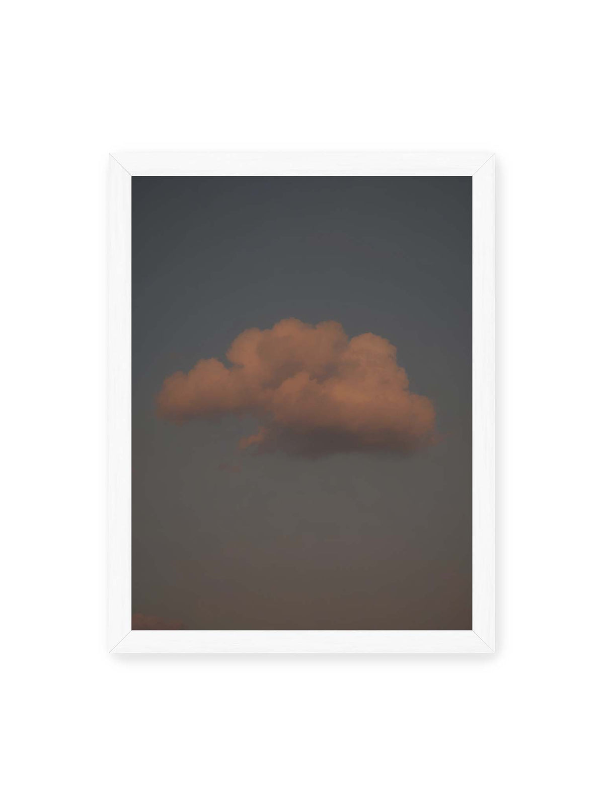 30x40 cm, weißer Rahmen – Einzelne beleuchtete Wolke vor einer weitläufigen, gedämpften Himmelsfläche.