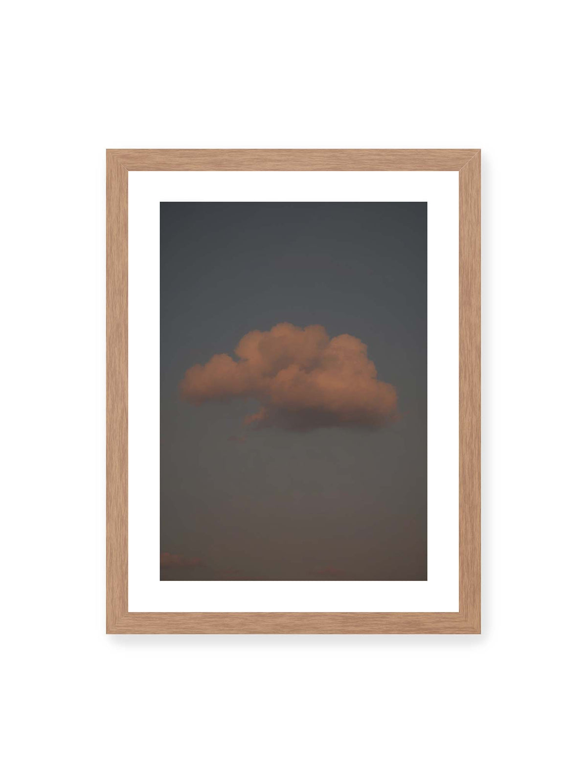 30x40 cm, weißer Galerie-Rand, Eichenrahmen – Einzelne beleuchtete Wolke vor einer weitläufigen, gedämpften Himmelsfläche.