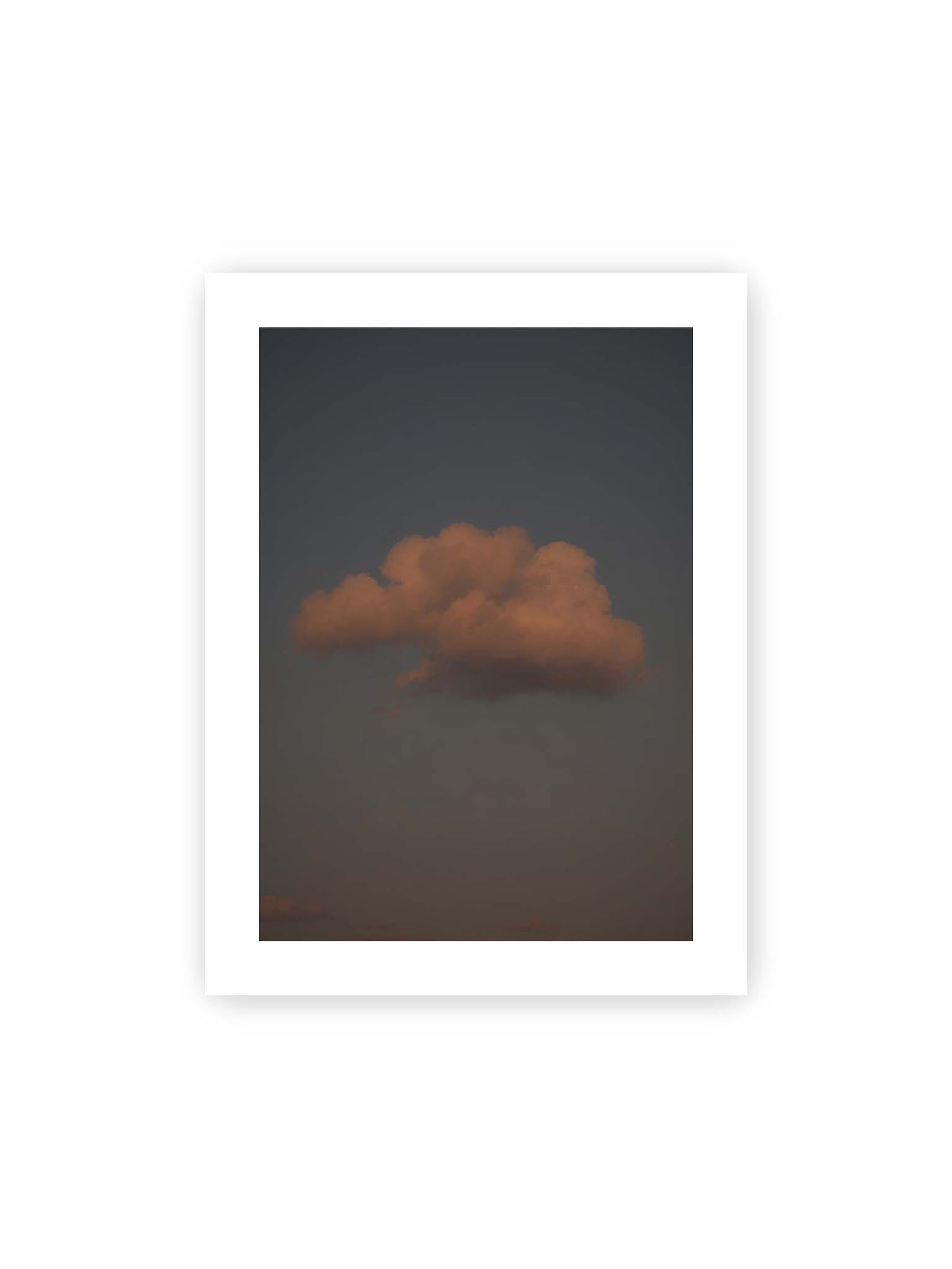 30x40 cm, weißer Galerie-Rand – Einzelne beleuchtete Wolke vor einer weitläufigen, gedämpften Himmelsfläche.