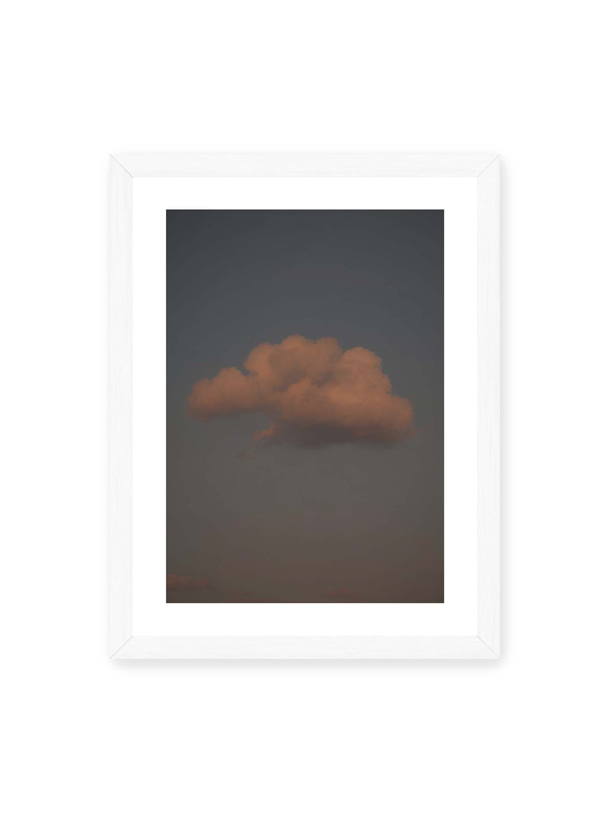30x40 cm, weißer Galerie-Rand, weißer Rahmen – Einzelne beleuchtete Wolke vor einer weitläufigen, gedämpften Himmelsfläche.