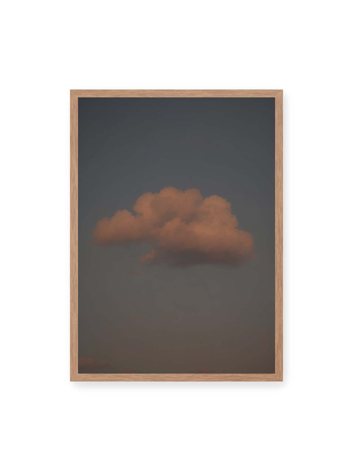 50x70 cm, Eichenrahmen – Einzelne beleuchtete Wolke vor einer weitläufigen, gedämpften Himmelsfläche.