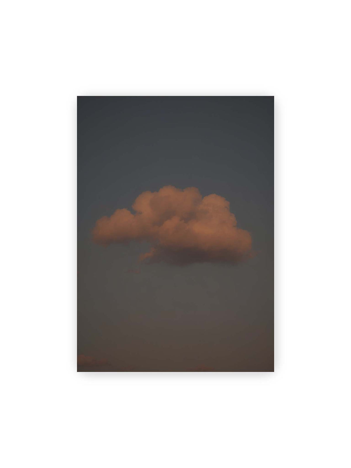 50x70 cm – Einzelne beleuchtete Wolke vor einer weitläufigen, gedämpften Himmelsfläche.