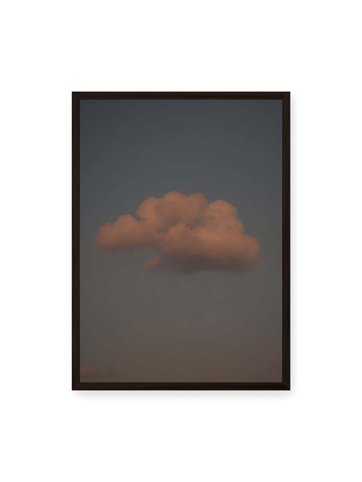 50x70 cm, schwarzer Rahmen – Einzelne beleuchtete Wolke vor einer weitläufigen, gedämpften Himmelsfläche.