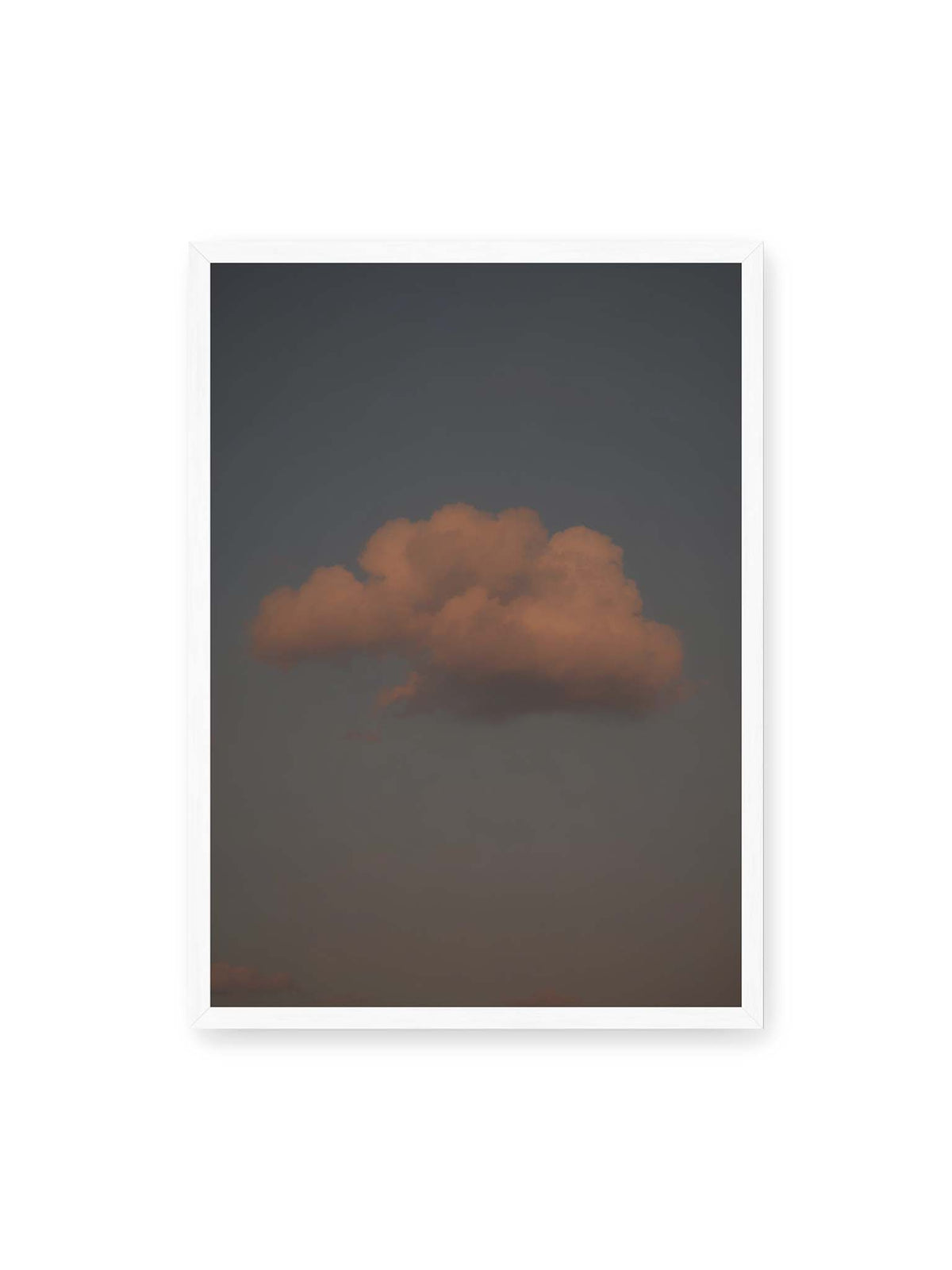 50x70 cm, weißer Rahmen – Einzelne beleuchtete Wolke vor einer weitläufigen, gedämpften Himmelsfläche.