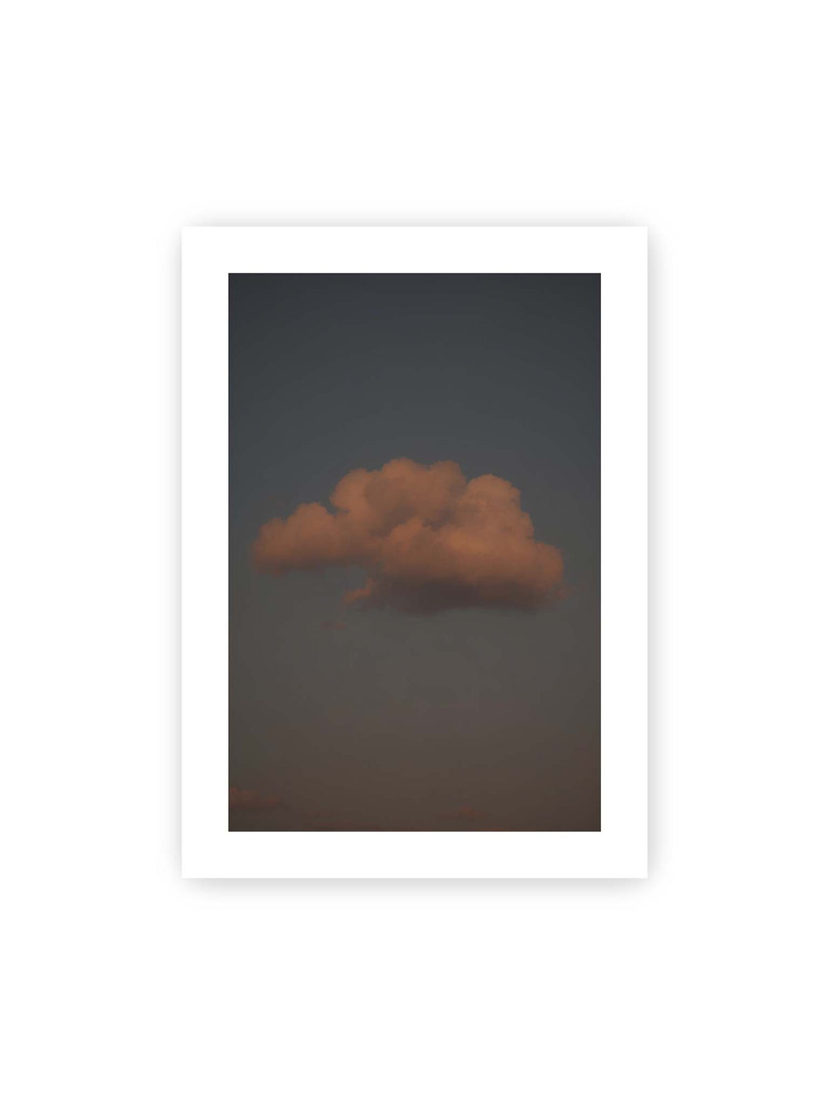50x70 cm, weißer Galerie-Rand – Einzelne beleuchtete Wolke vor einer weitläufigen, gedämpften Himmelsfläche.