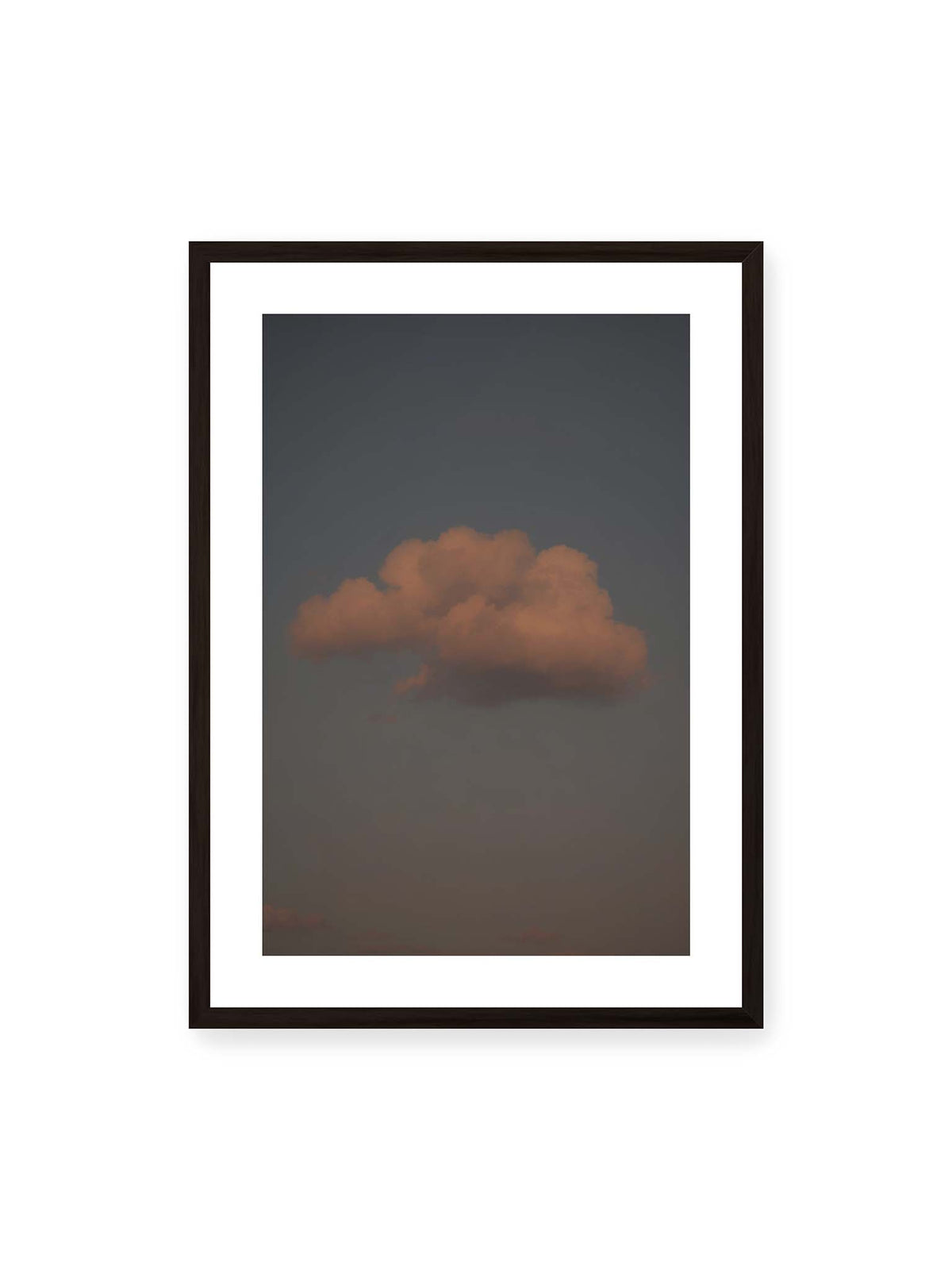 50x70 cm, weißer Galerie-Rand, schwarzer Rahmen – Einzelne beleuchtete Wolke vor einer weitläufigen, gedämpften Himmelsfläche.