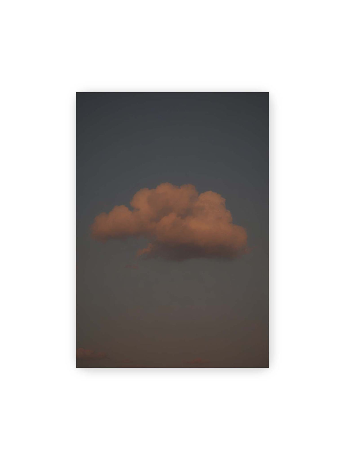 70x100 cm – Einzelne beleuchtete Wolke vor einer weitläufigen, gedämpften Himmelsfläche.