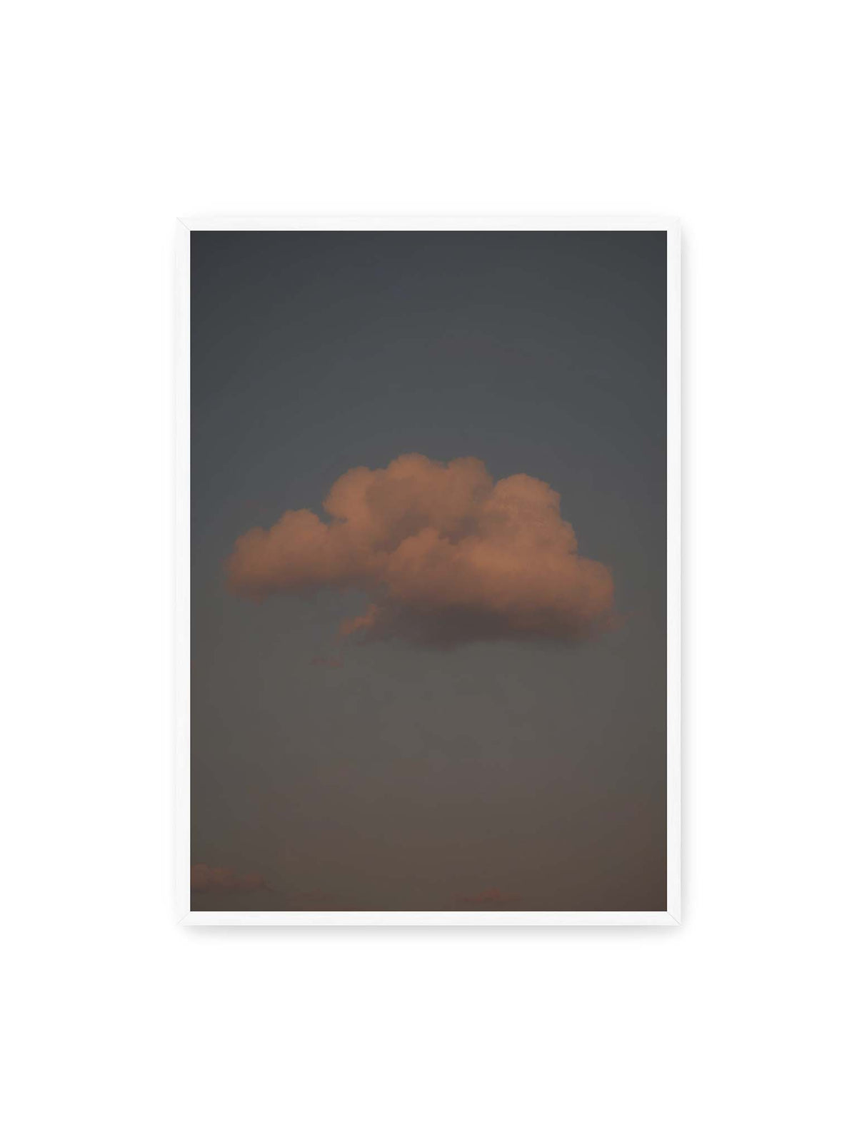 70x100 cm, weißer Rahmen – Einzelne beleuchtete Wolke vor einer weitläufigen, gedämpften Himmelsfläche.