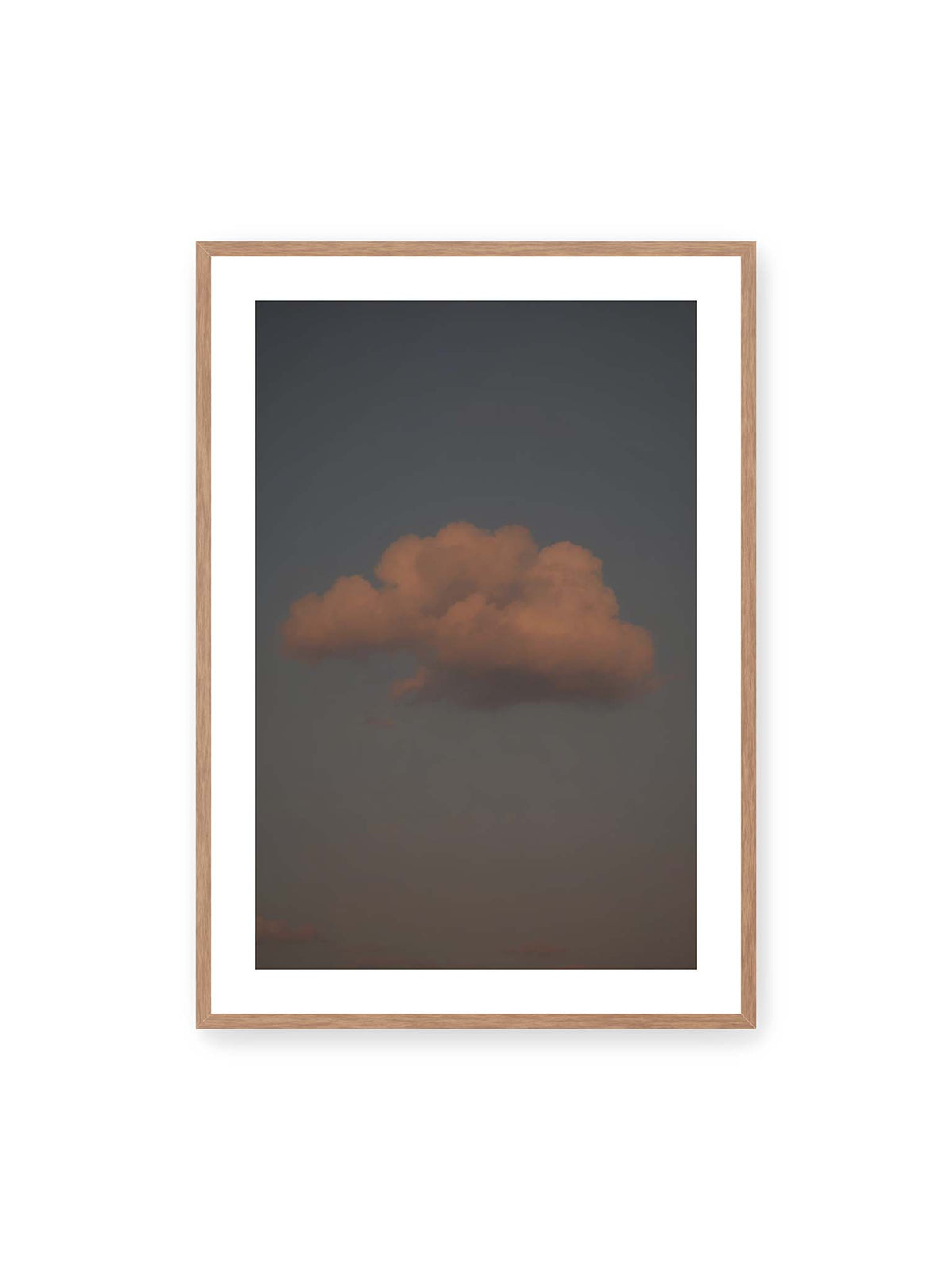 70x100 cm, weißer Galerie-Rand, Eichenrahmen – Einzelne beleuchtete Wolke vor einer weitläufigen, gedämpften Himmelsfläche.