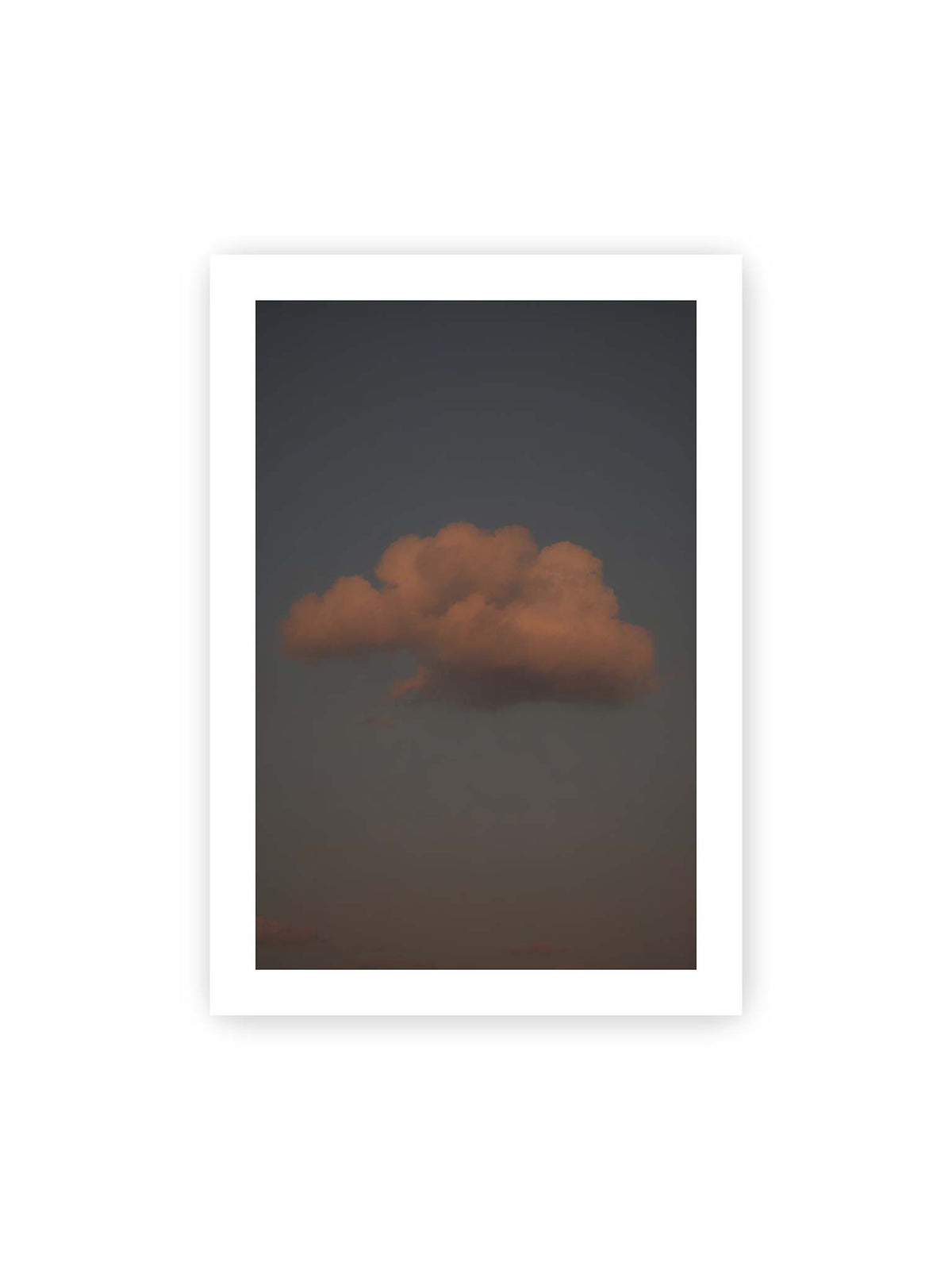 70x100 cm, weißer Galerie-Rand – Einzelne beleuchtete Wolke vor einer weitläufigen, gedämpften Himmelsfläche.