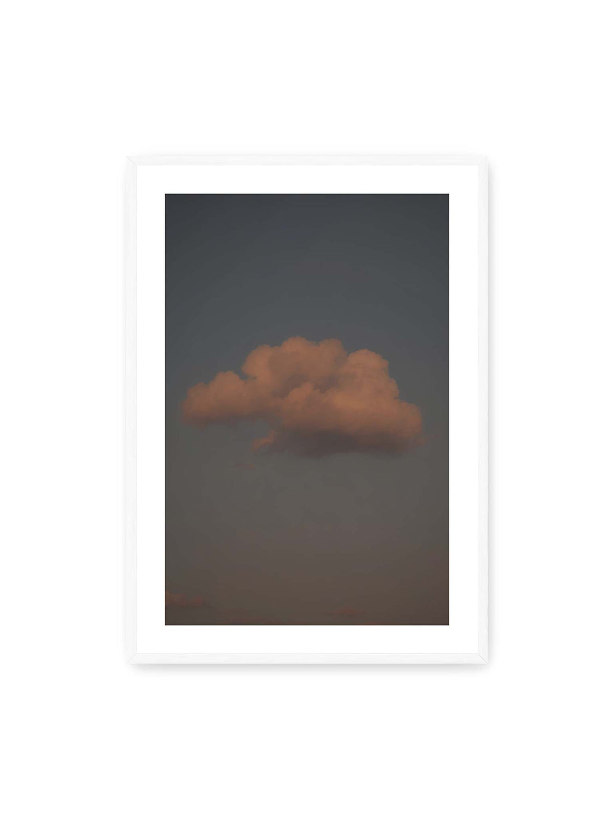 70x100 cm, weißer Galerie-Rand, weißer Rahmen – Einzelne beleuchtete Wolke vor einer weitläufigen, gedämpften Himmelsfläche.