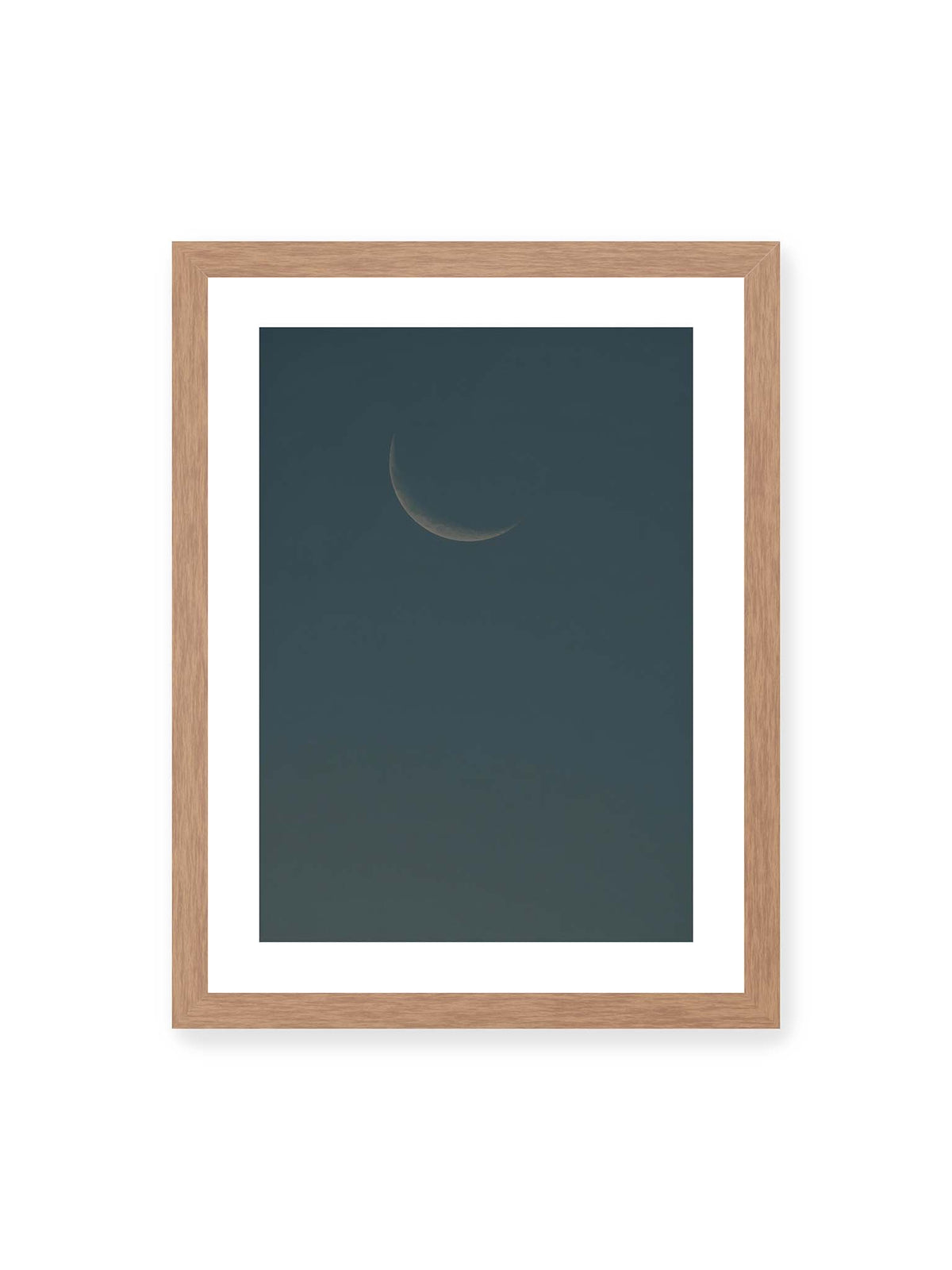 30x40 cm, weißer Galerie-Rand, Eichenrahmen – Schmale Mondsichel mit feiner Oberflächenstruktur vor einer weitläufigen dunkelblauen Himmelsfläche.