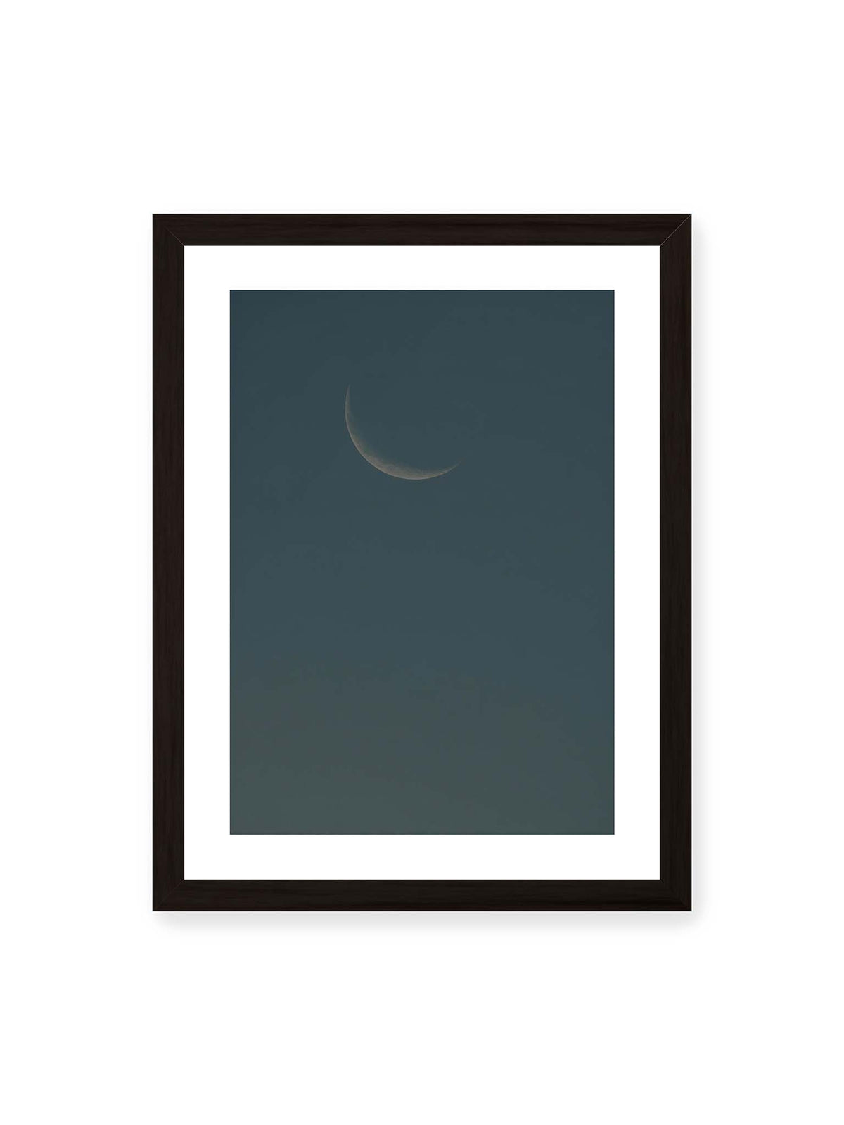 30x40 cm, weißer Galerie-Rand, schwarzer Rahmen – Schmale Mondsichel mit feiner Oberflächenstruktur vor einer weitläufigen dunkelblauen Himmelsfläche.
