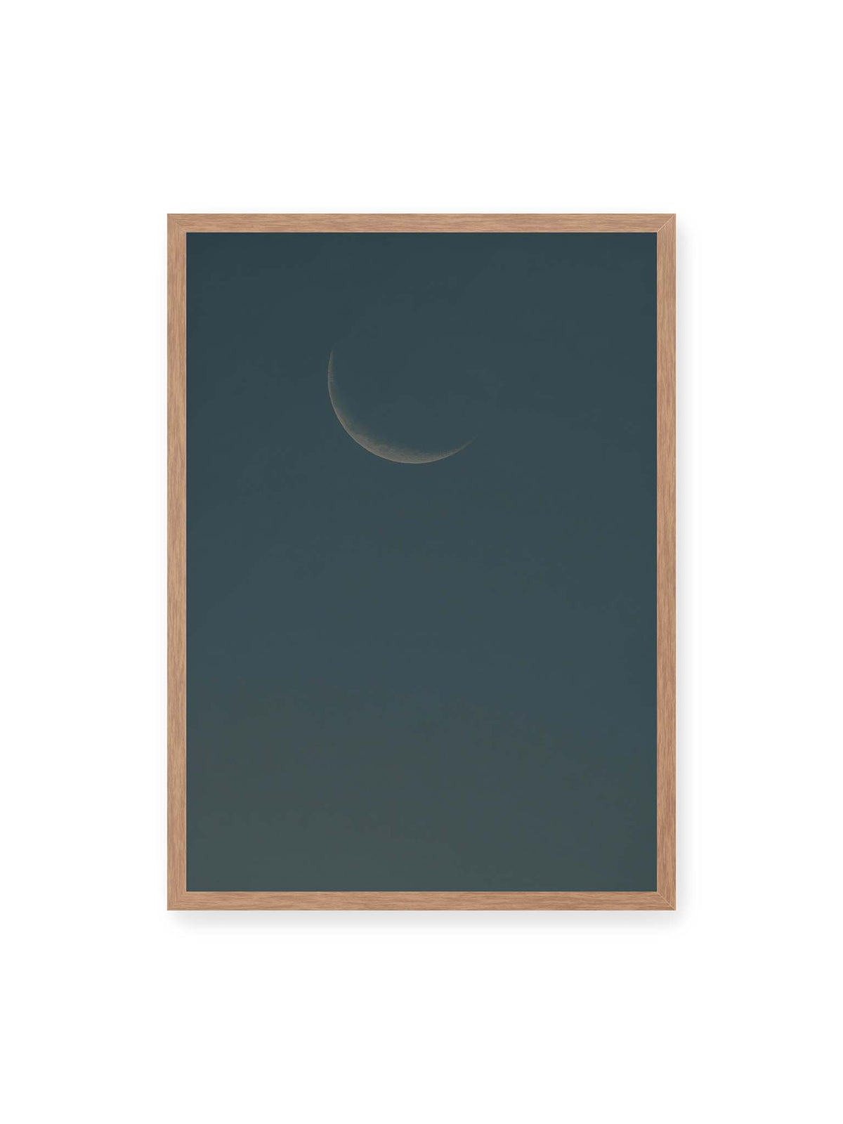 50x70 cm, Eichenrahmen – Schmale Mondsichel mit feiner Oberflächenstruktur vor einer weitläufigen dunkelblauen Himmelsfläche.