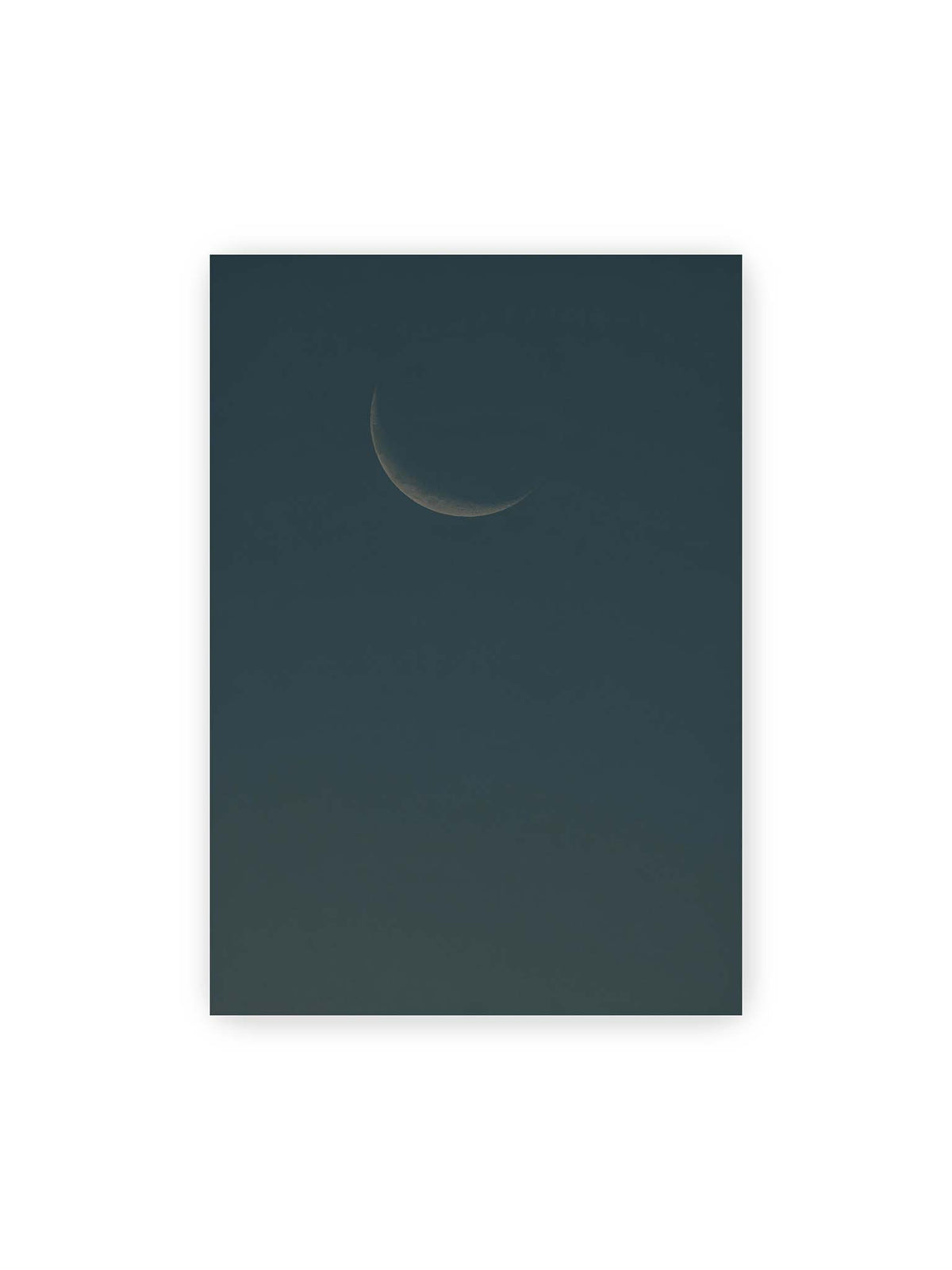 70x100 cm – Schmale Mondsichel mit feiner Oberflächenstruktur vor einer weitläufigen dunkelblauen Himmelsfläche.