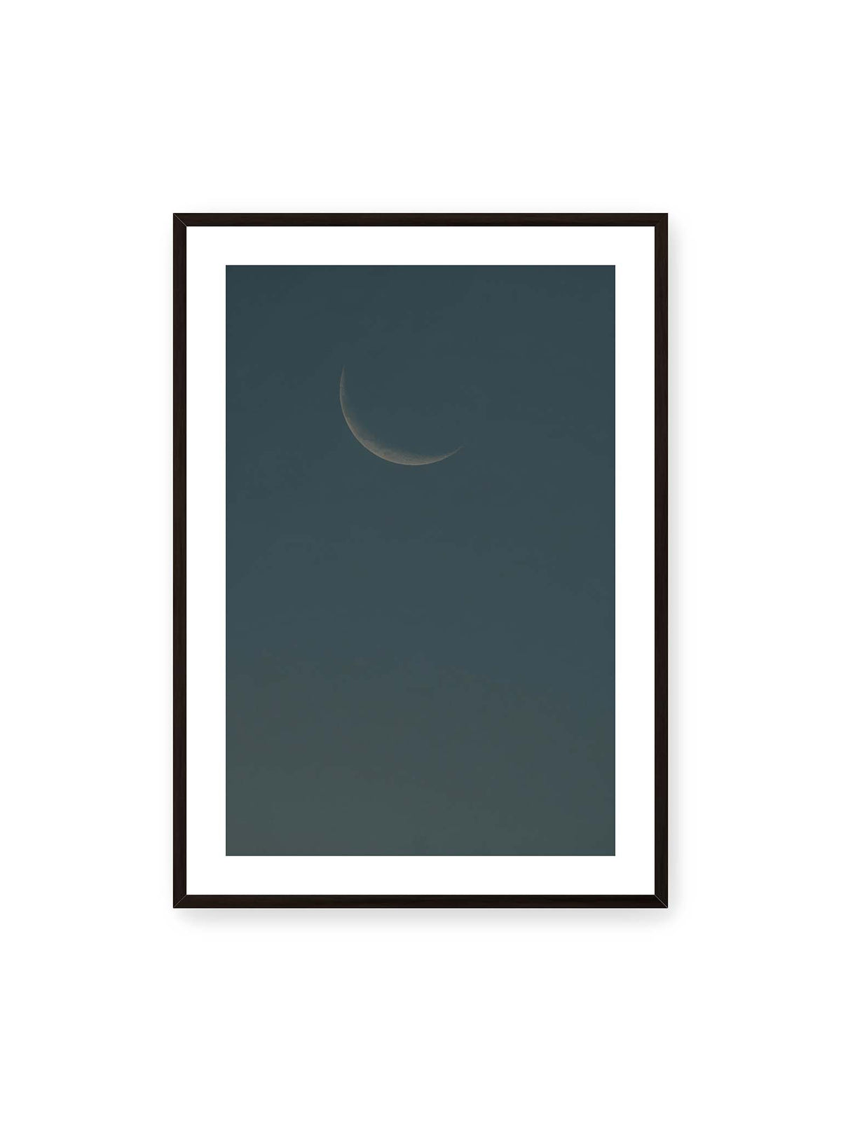 70x100 cm, weißer Galerie-Rand, schwarzer Rahmen – Schmale Mondsichel mit feiner Oberflächenstruktur vor einer weitläufigen dunkelblauen Himmelsfläche.